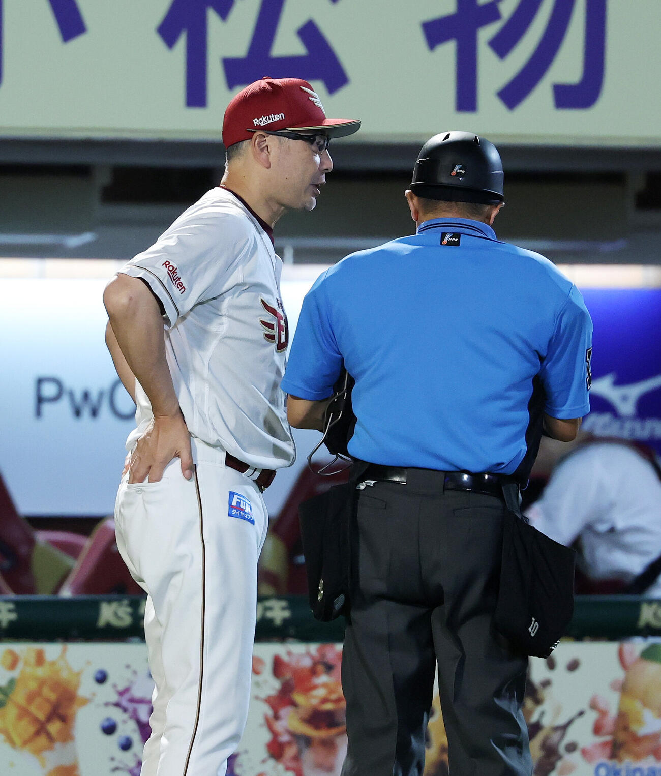 楽天対オリックス　8回表、投手交代を告げる楽天吉井理人監督（撮影・鈴木正人）