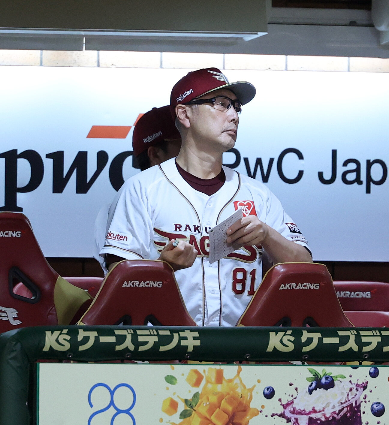 楽天対オリックス　9回裏、戦況を見つめる楽天吉井理人監督（撮影・鈴木正人）