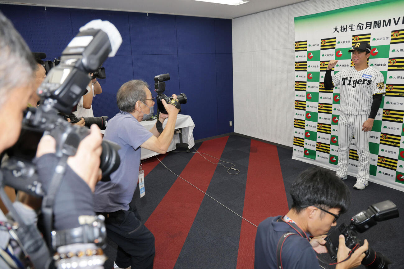 7月度の大樹生命月間MVP賞投手部門賞に輝いた阪神村上頌樹（撮影・宮崎幸一）