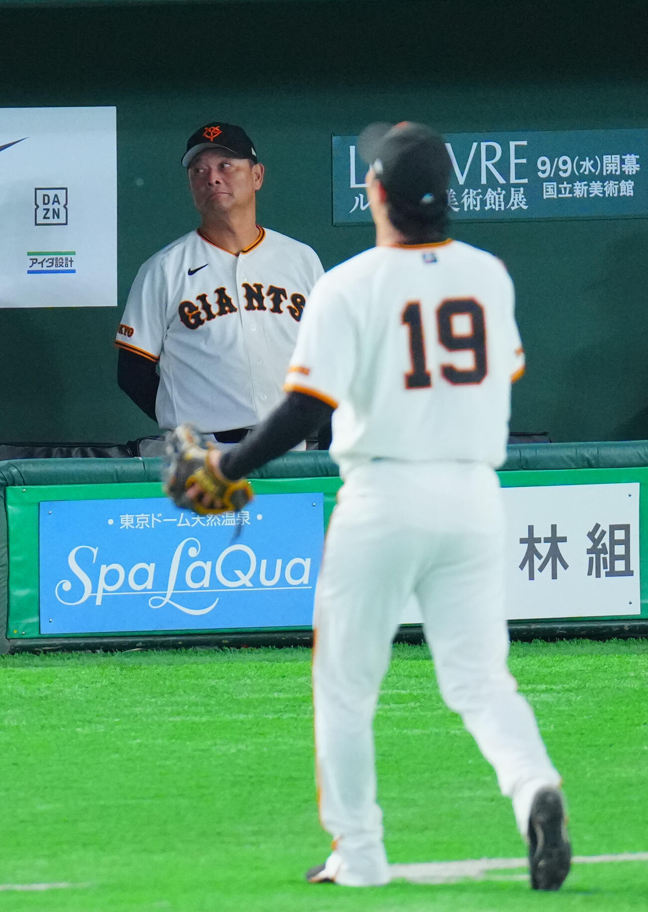 巨人対阪神　6回表阪神1死三塁、山崎伊織（手前）を降板させる橋上秀樹監督代行（撮影・垰建太）