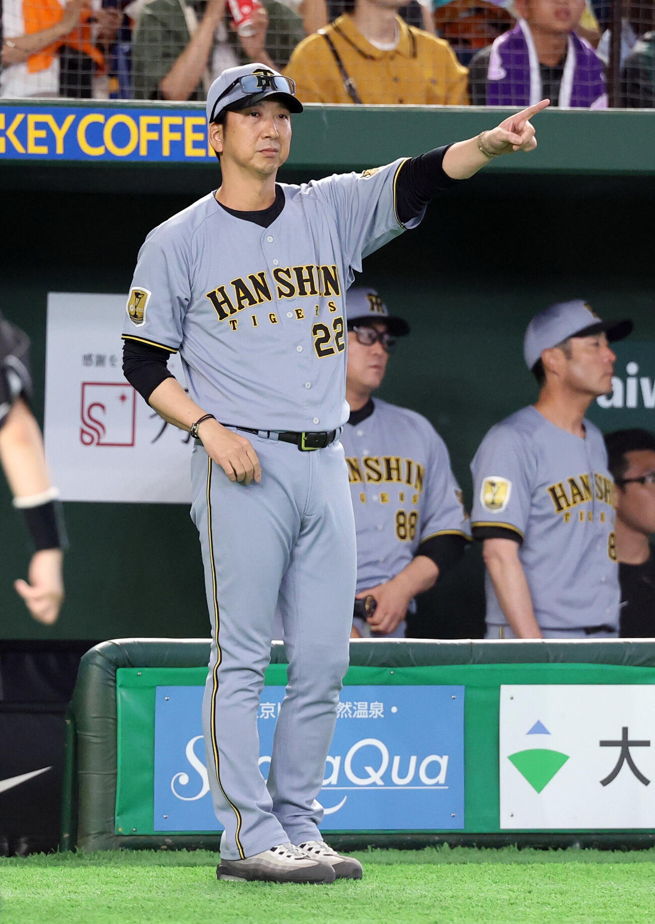 巨人対阪神　6回表阪神無死一、二塁、前川右京が適時二塁打を打った場面で代走を指示する藤川球児監督ら（撮影・浅見桂子）