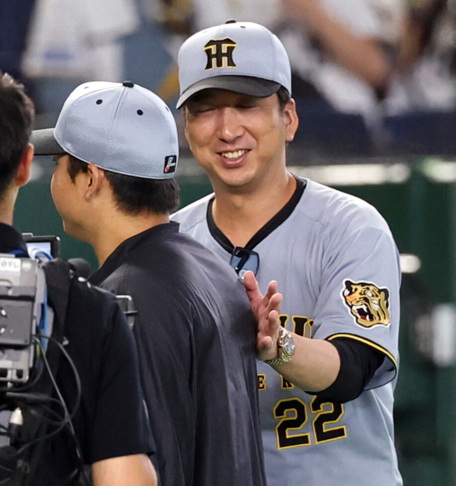 巨人対阪神　9勝目を挙げた阪神村上（手前）を笑顔で迎える藤川監督（2026年8月11日撮影）