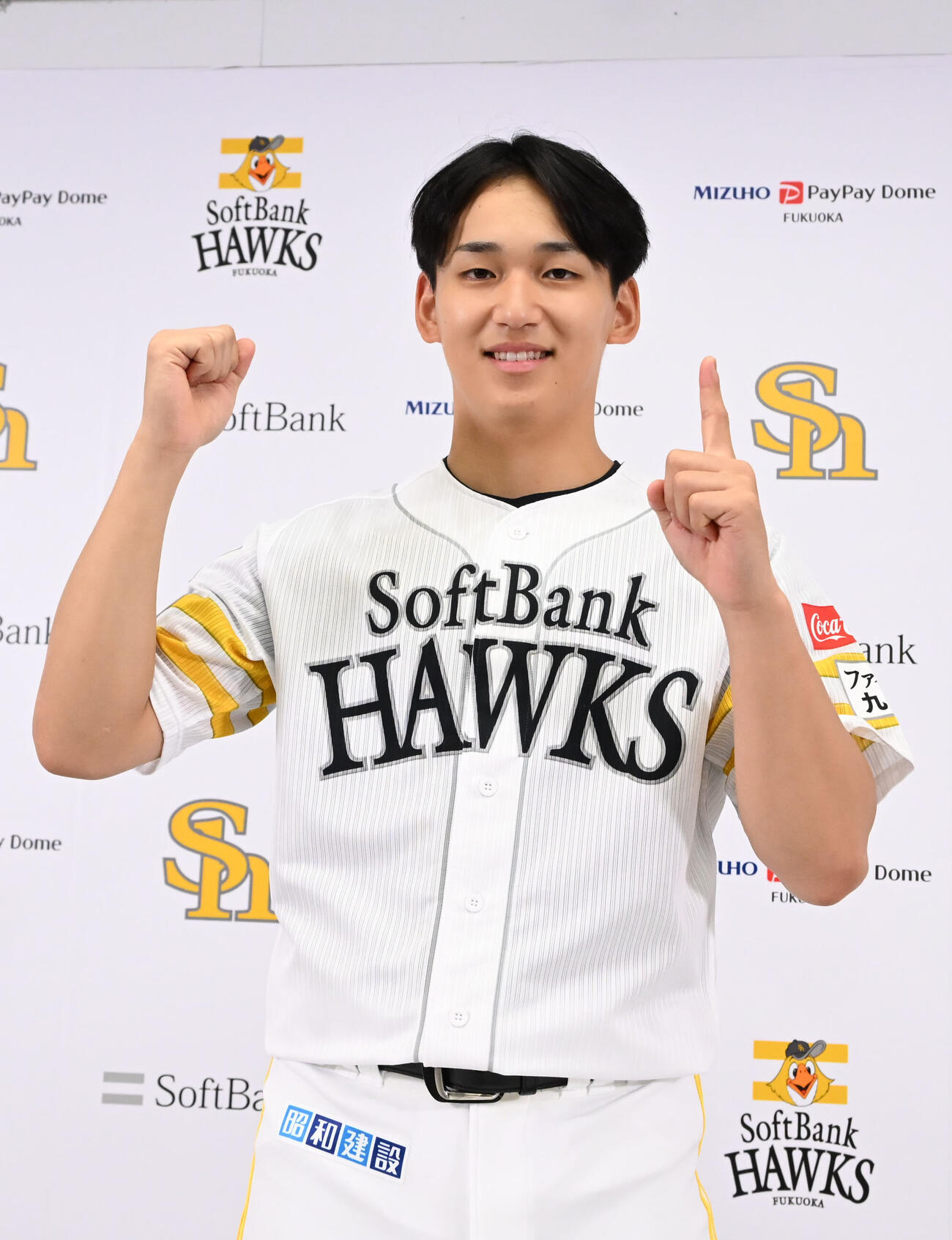 笑顔で撮影に応じる前田悠伍（撮影・林敢治）