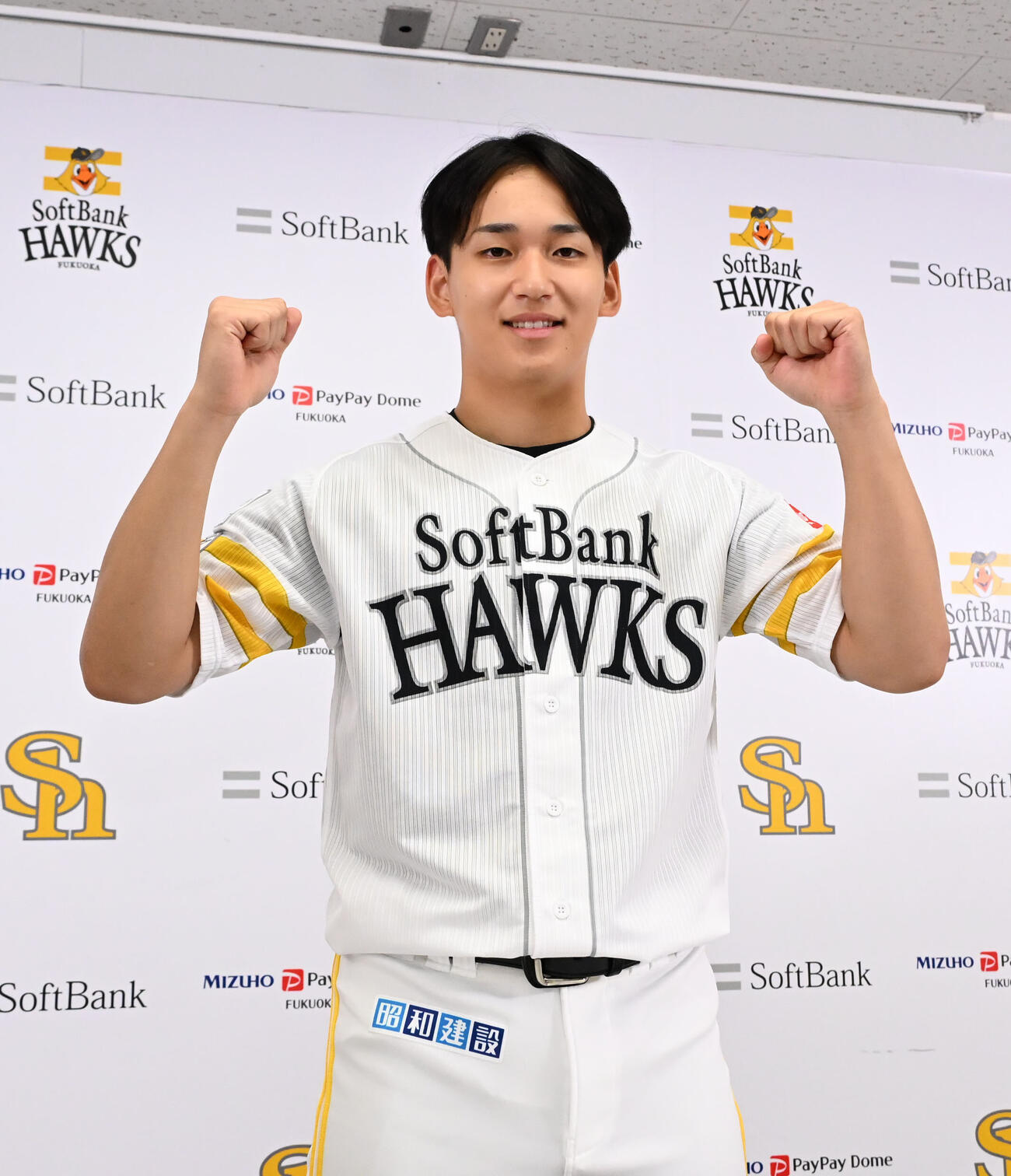 笑顔で撮影に応じる前田悠伍（撮影・林敢治）