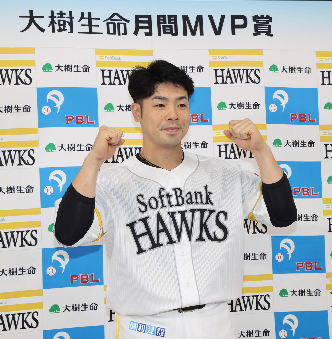 7月度の大樹生命月間MVP賞に選出された近藤健介はガッツポーズ（撮影・梅根麻紀）