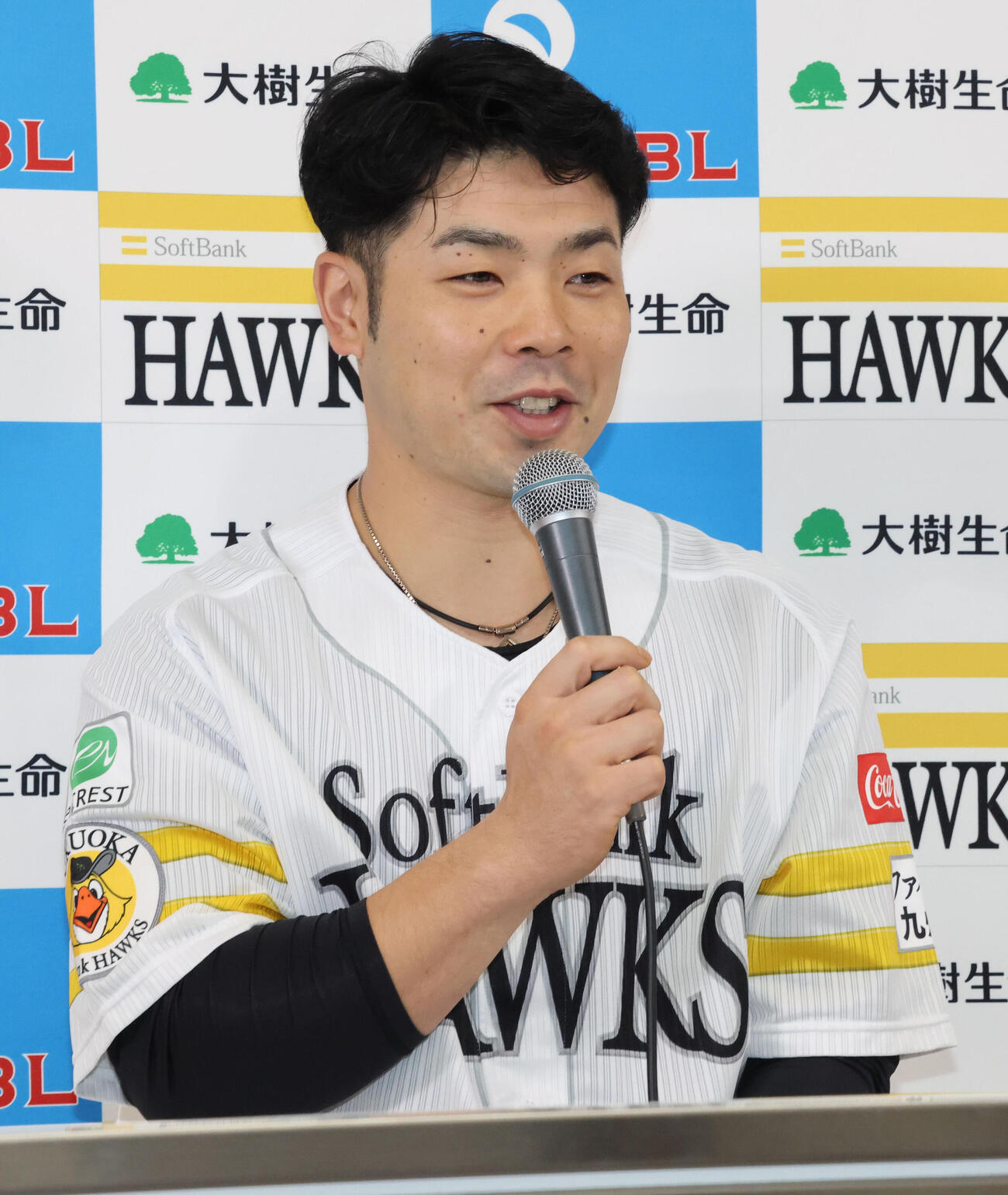 7月度の大樹生命月間MVP賞に選出された近藤健介は話をする（撮影・梅根麻紀）