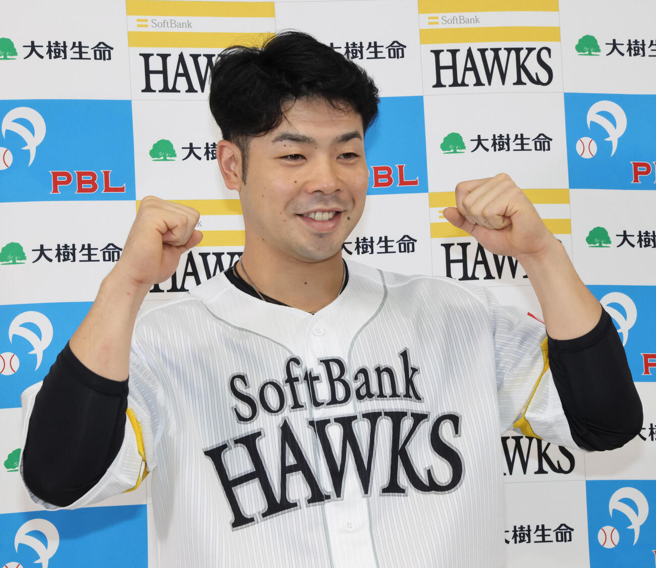 7月度の大樹生命月間MVP賞に選出された近藤健介はガッツポーズ（撮影・梅根麻紀）