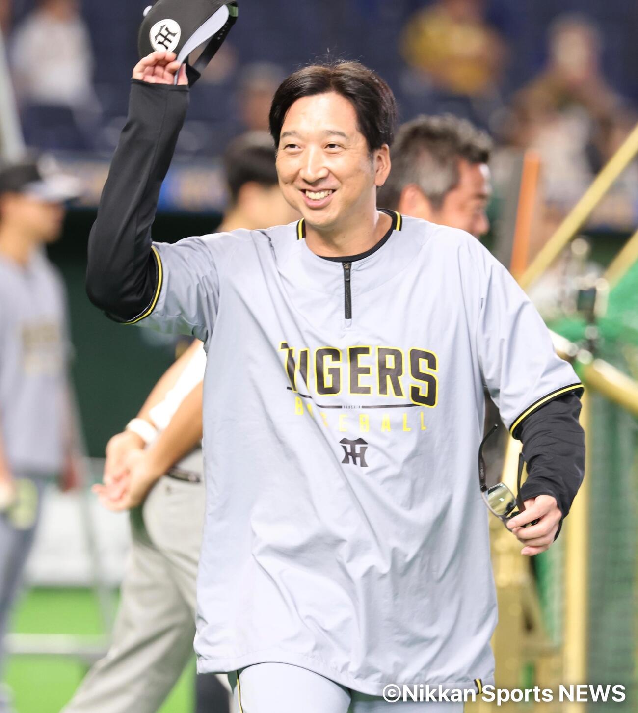 巨人対阪神　笑顔であいさつする阪神藤川球児監督(撮影・浅見桂子)