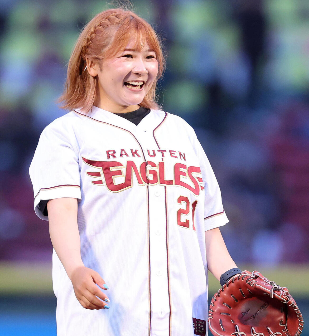 楽天対オリックス　セレモニアルピッチに臨む大須賀望（撮影・鈴木正人）