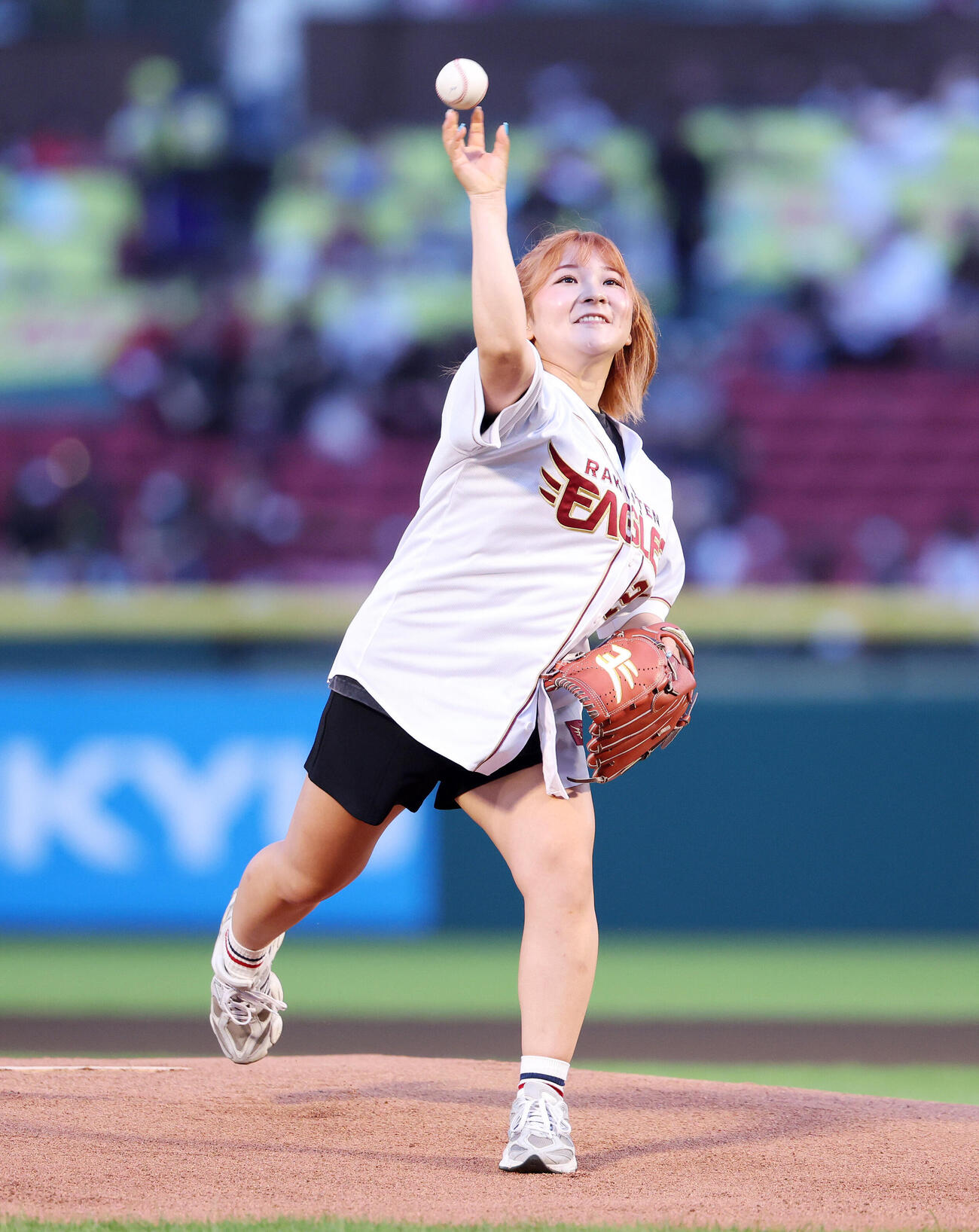 楽天対オリックス　セレモニアルピッチに臨む大須賀望（撮影・鈴木正人）