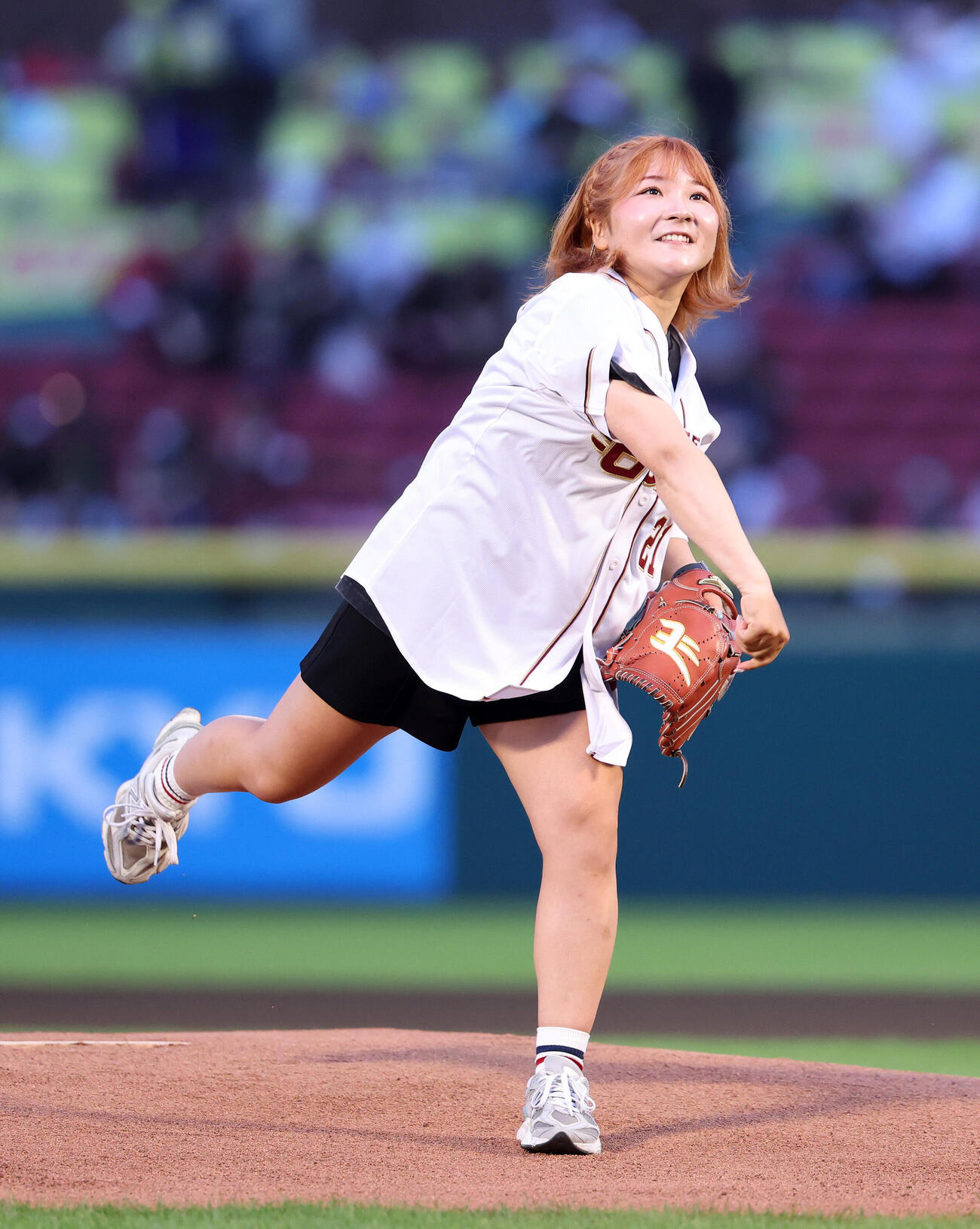 楽天対オリックス　セレモニアルピッチに臨む大須賀望（撮影・鈴木正人）