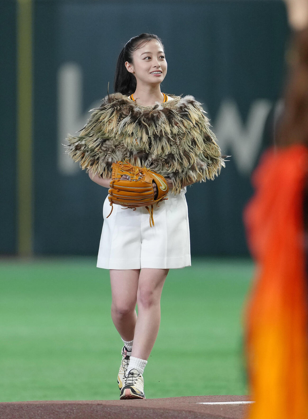 巨人対阪神　始球式に登場した橋本環奈（撮影・足立雅史）