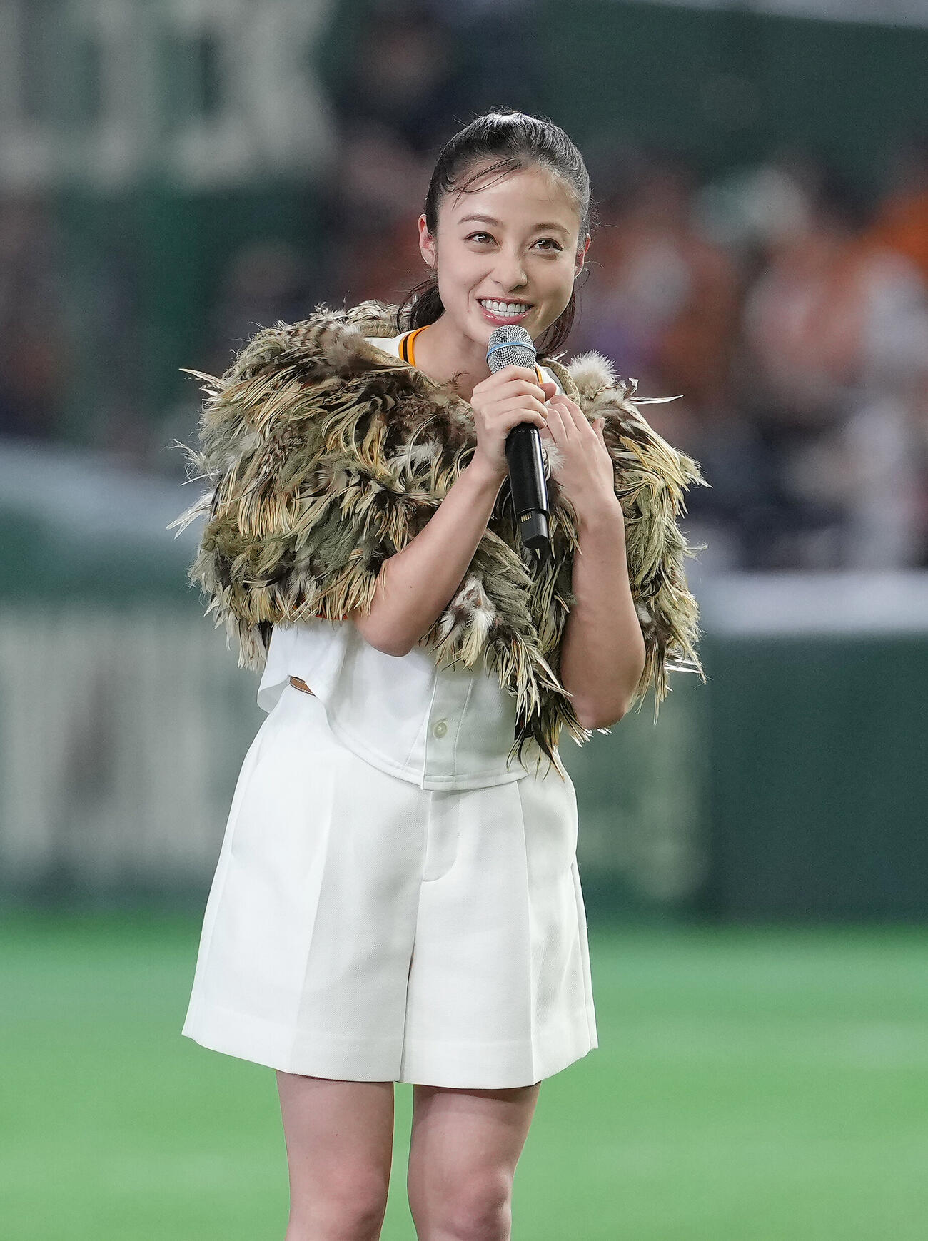 巨人対阪神　始球式に登場した橋本環奈（撮影・足立雅史）