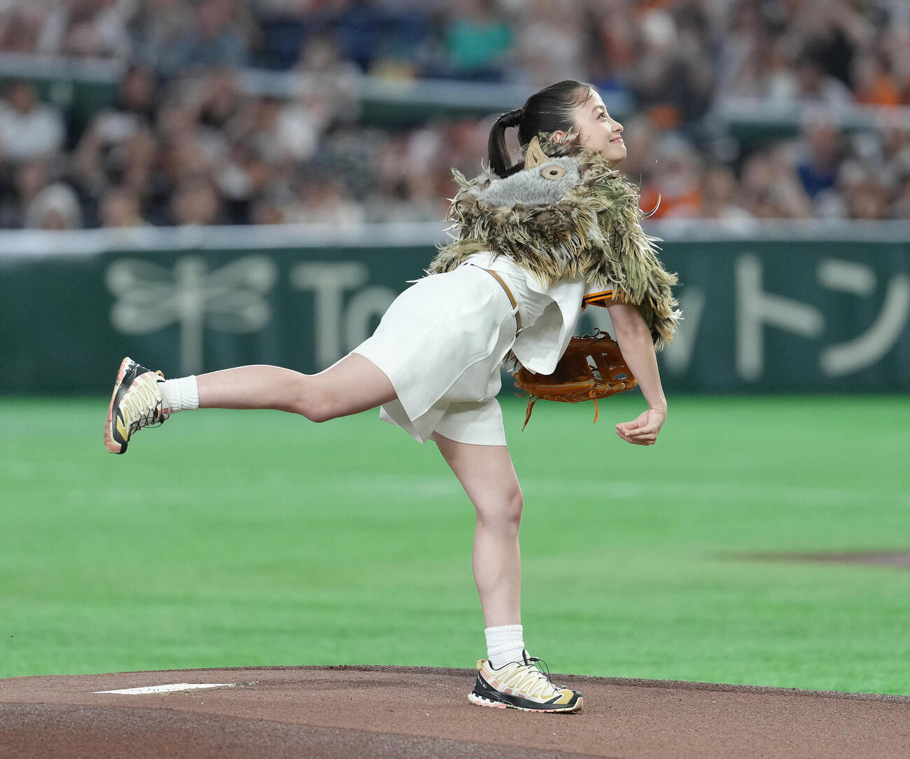 巨人対阪神　始球式に登場した橋本環奈（撮影・足立雅史）