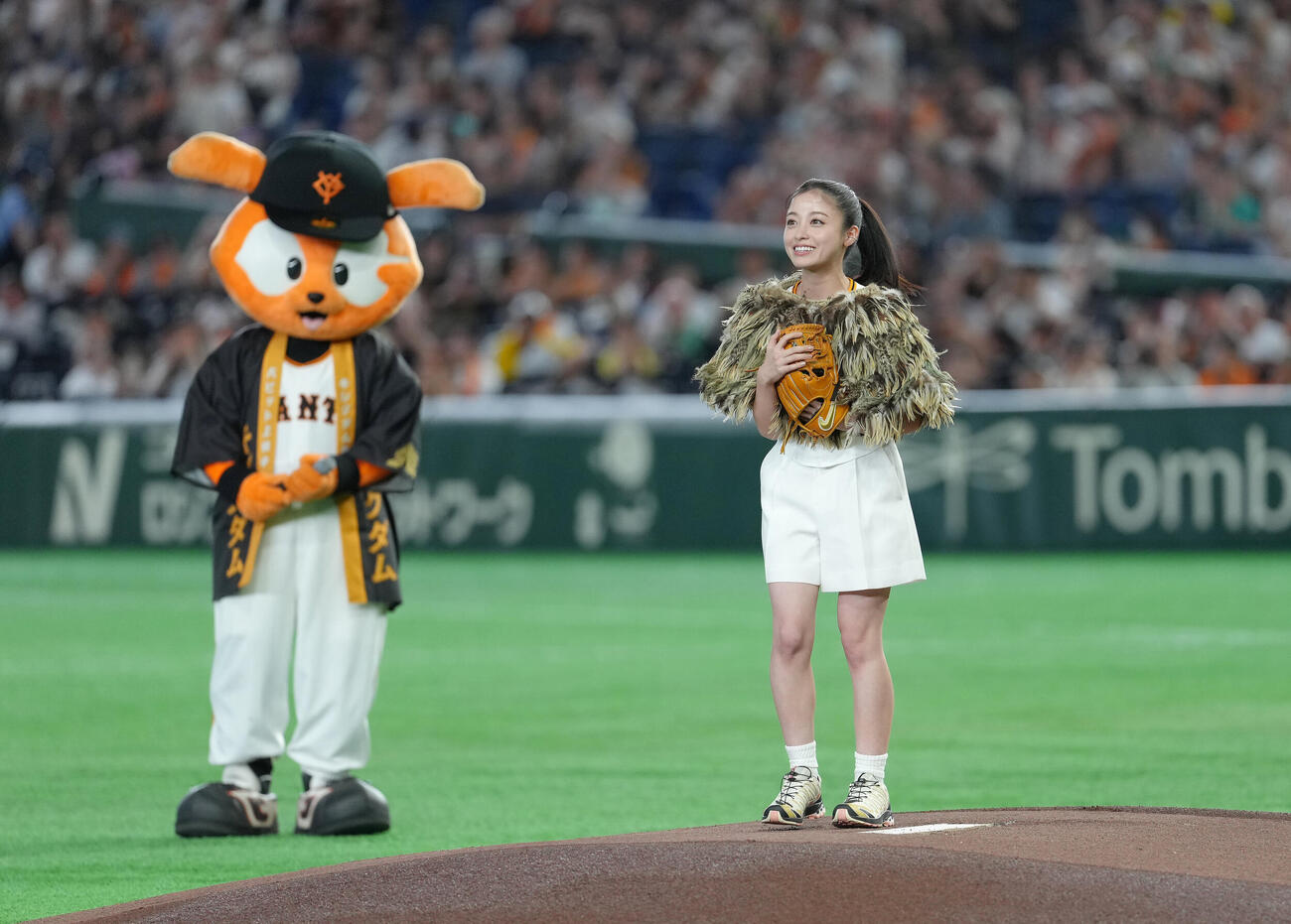 巨人対阪神　始球式に登場した橋本環奈（撮影・足立雅史）