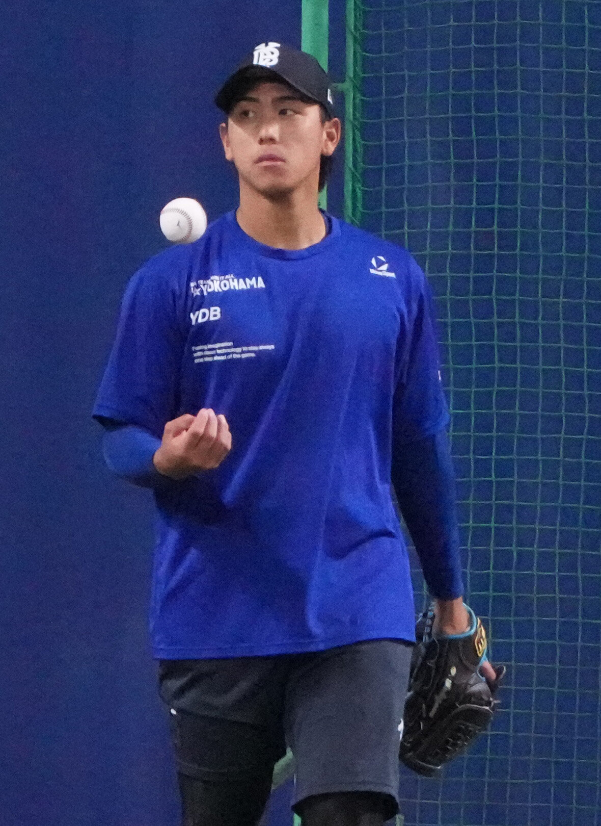 中日対DeNA　試合前、キャッチボールをする深沢鳳介（撮影・森本幸一）