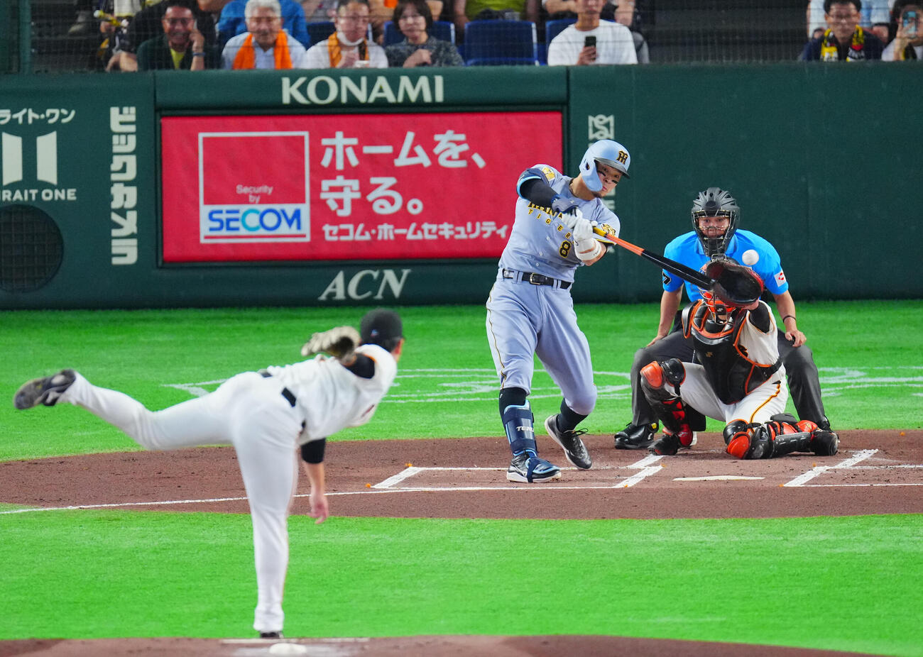巨人対阪神　1回表阪神1死一、二塁、先制適時打を放つ佐藤輝明。投手井上温大（撮影・垰建太）