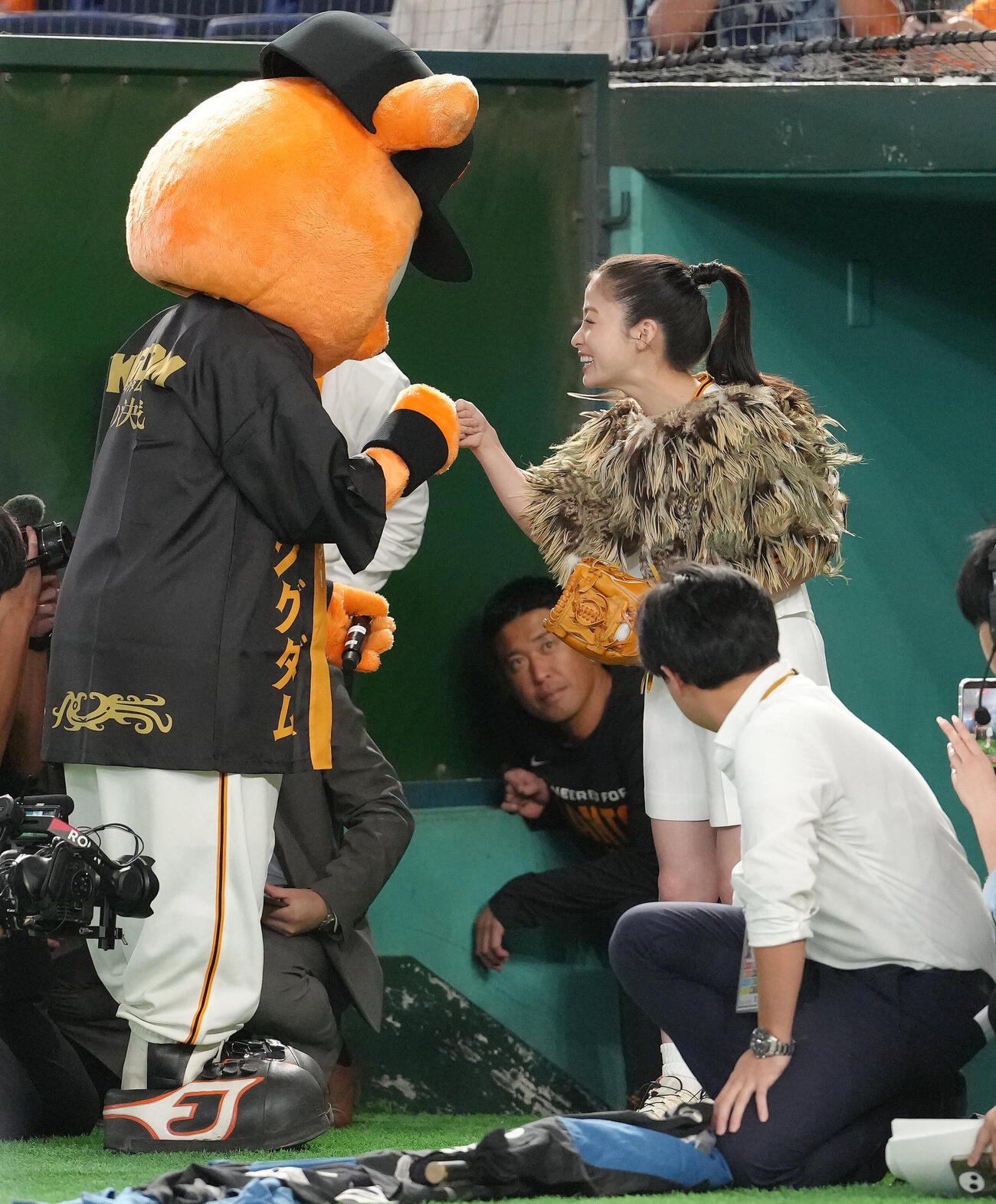 巨人対阪神　始球式に登場しジャビットとグータッチを交わす橋本環奈（撮影・足立雅史）