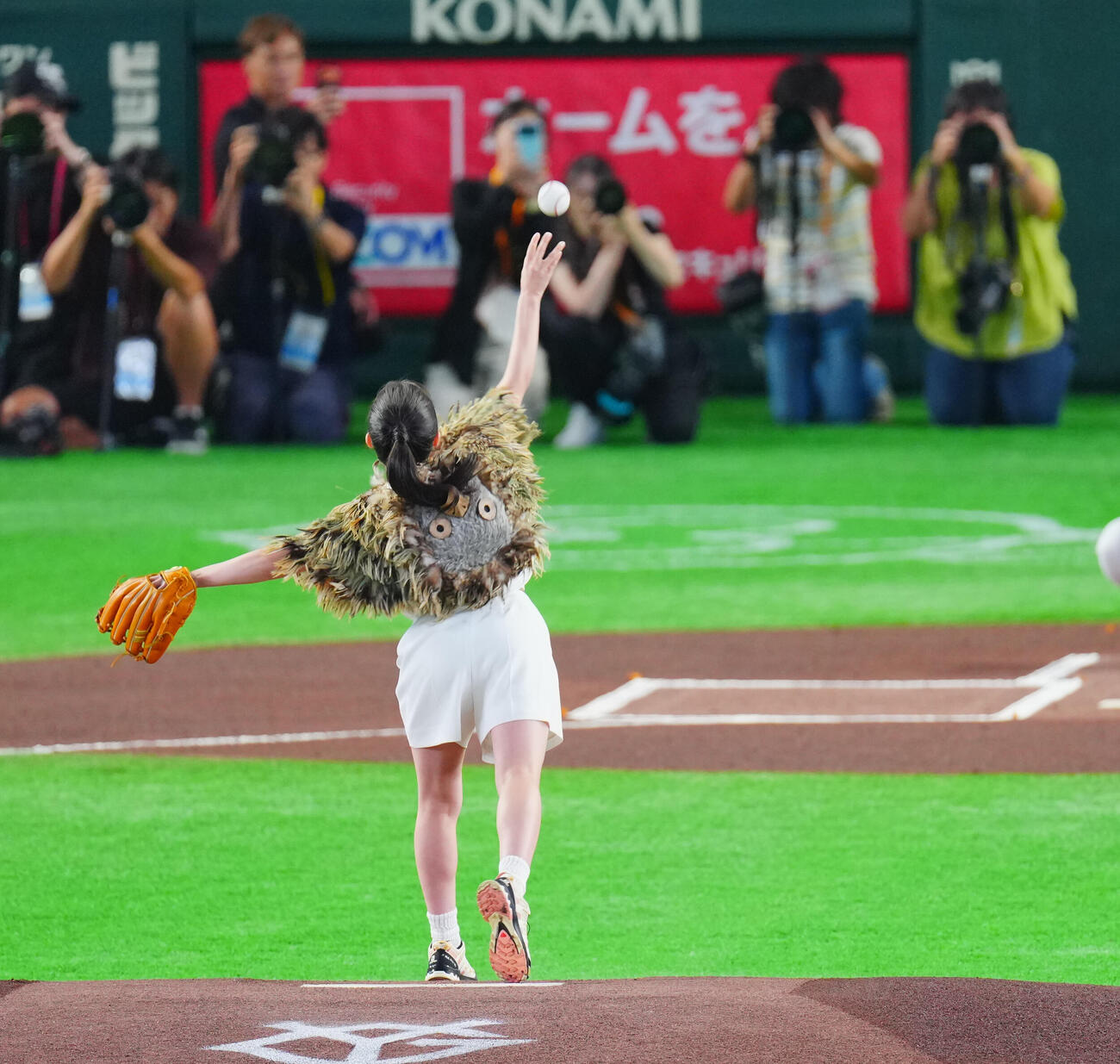 巨人対阪神　ファーストピッチを行う橋本環奈（撮影・垰建太）