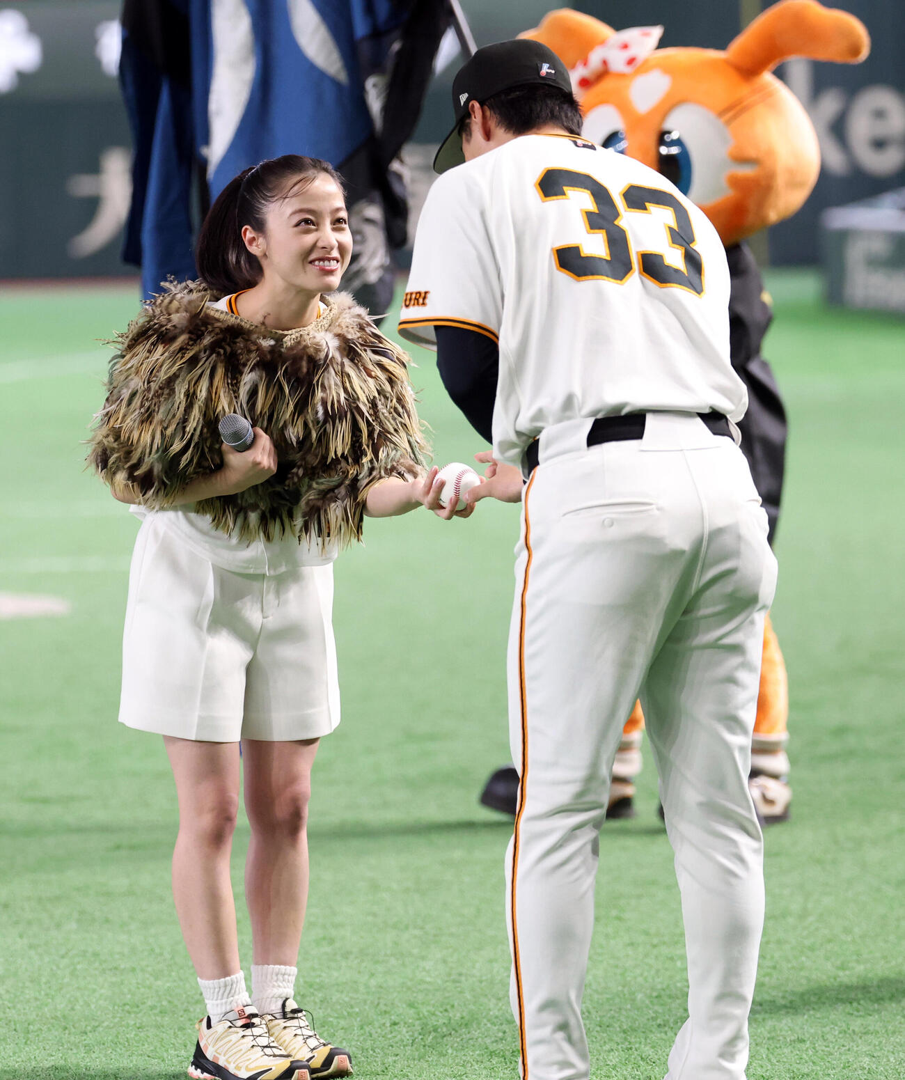 巨人対阪神　始球式を務めた橋本環奈（撮影・浅見桂子）