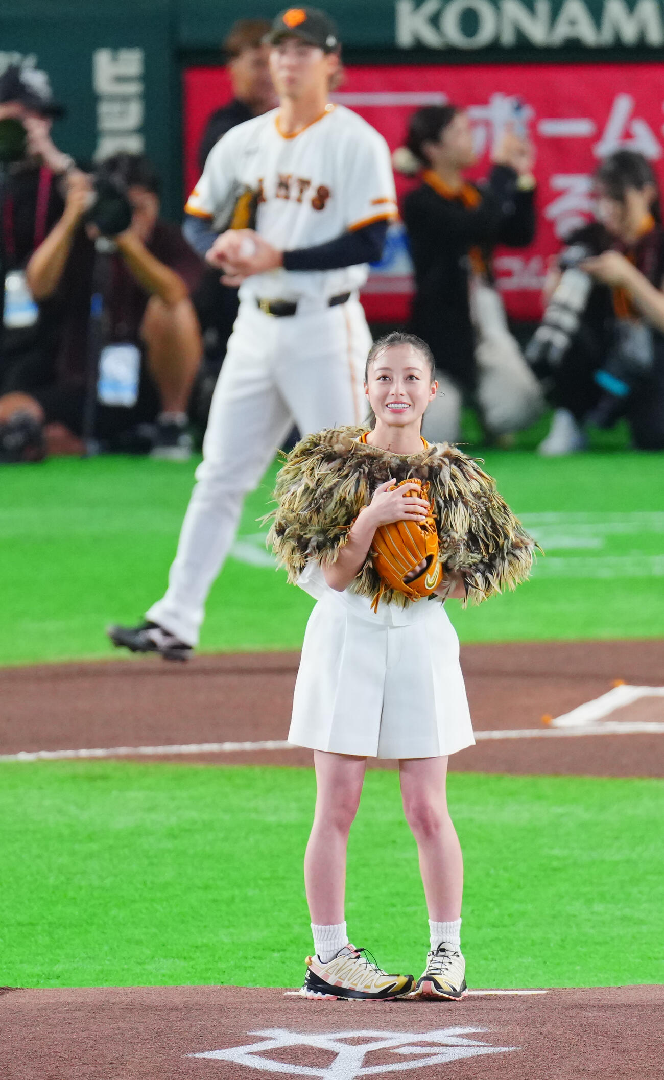 巨人対阪神　ファーストピッチに登場する橋本環奈（撮影・垰建太）
