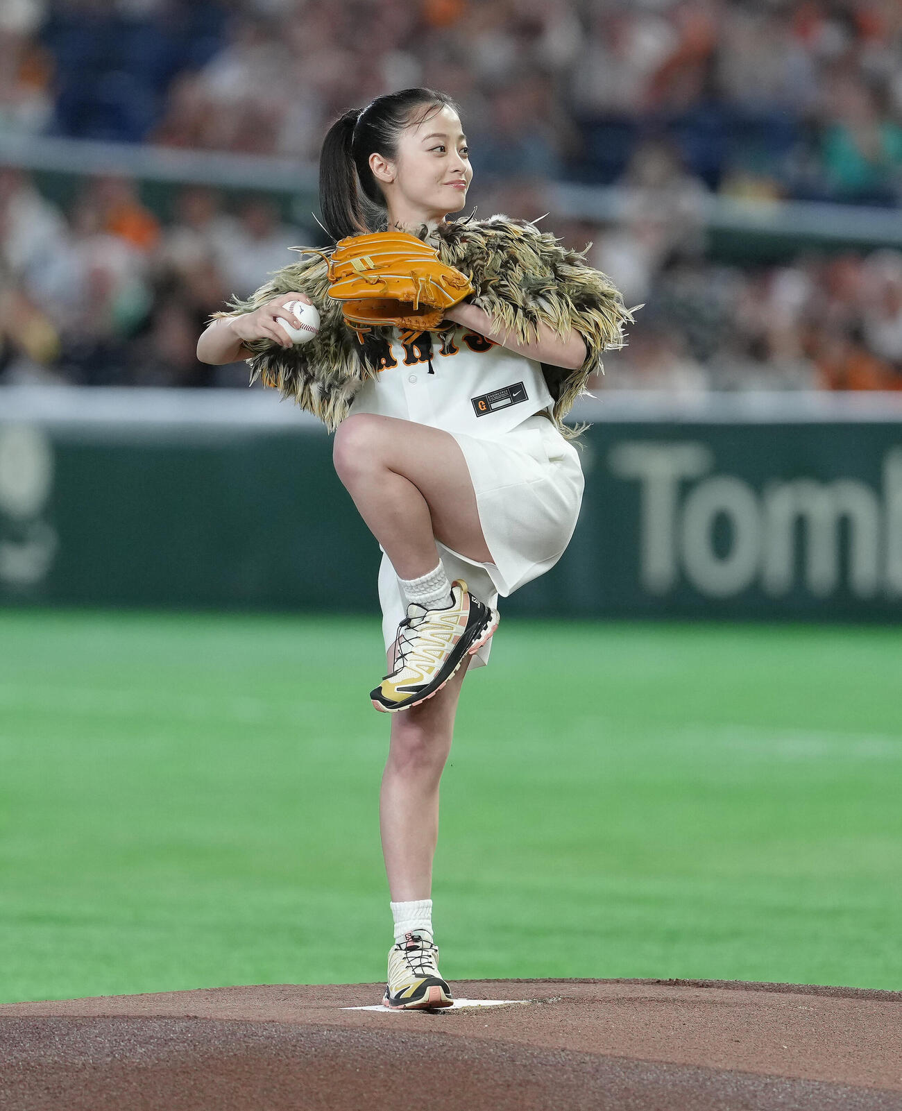 巨人対阪神　始球式に登場した橋本環奈（撮影・足立雅史）