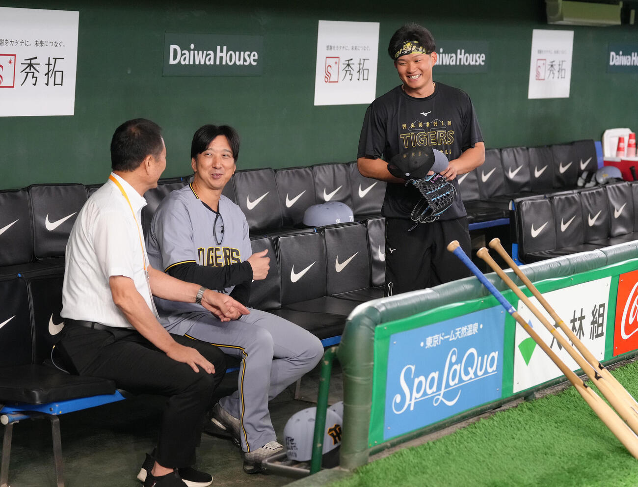 巨人対阪神　試合前、ベンチで談笑する、左から中畑清氏、阪神の藤川球児監督と森下翔太（撮影・足立雅史）