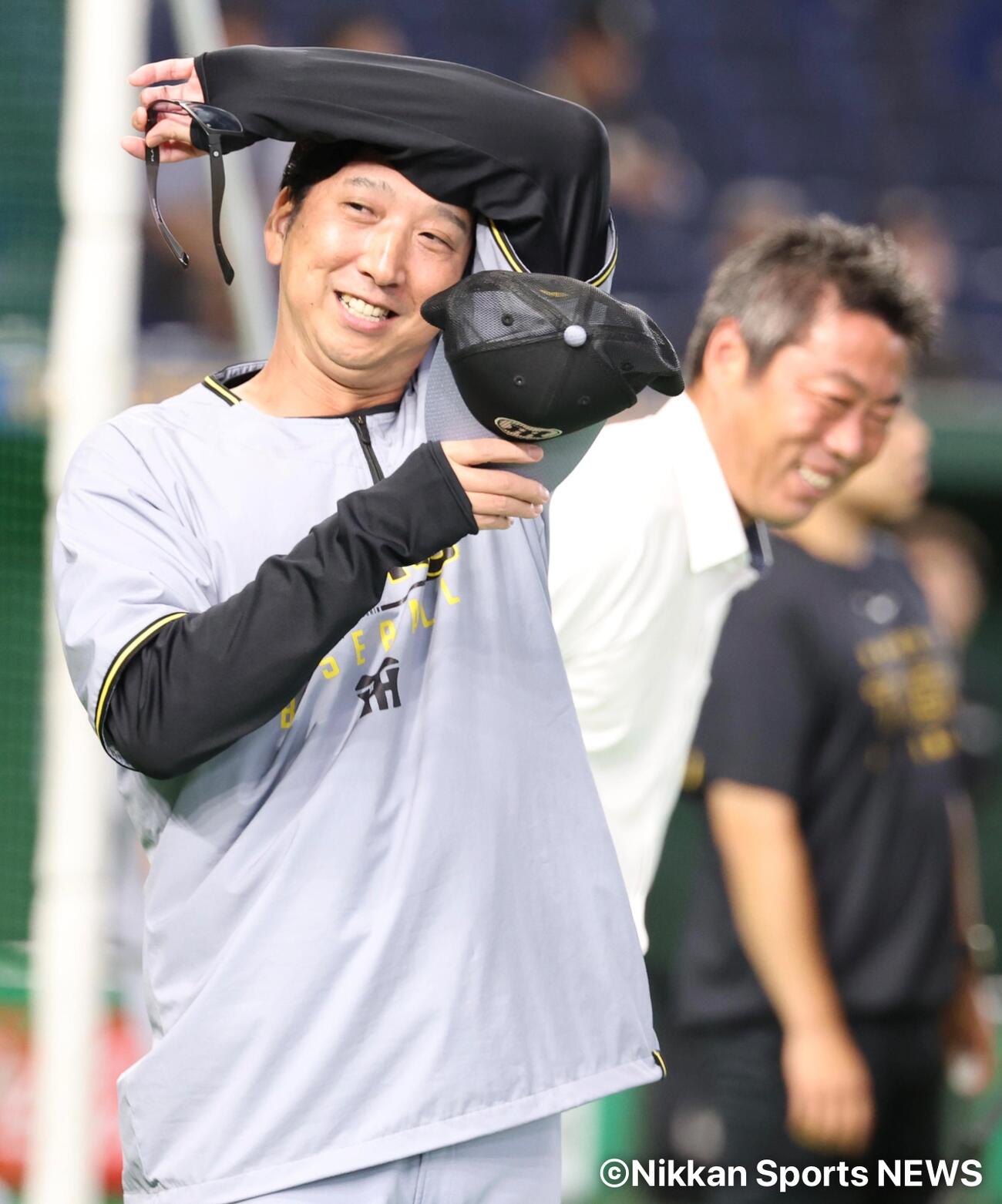 巨人対阪神　上原浩治氏(後方)と笑顔を見せる阪神藤川球児監督(撮影・浅見桂子)