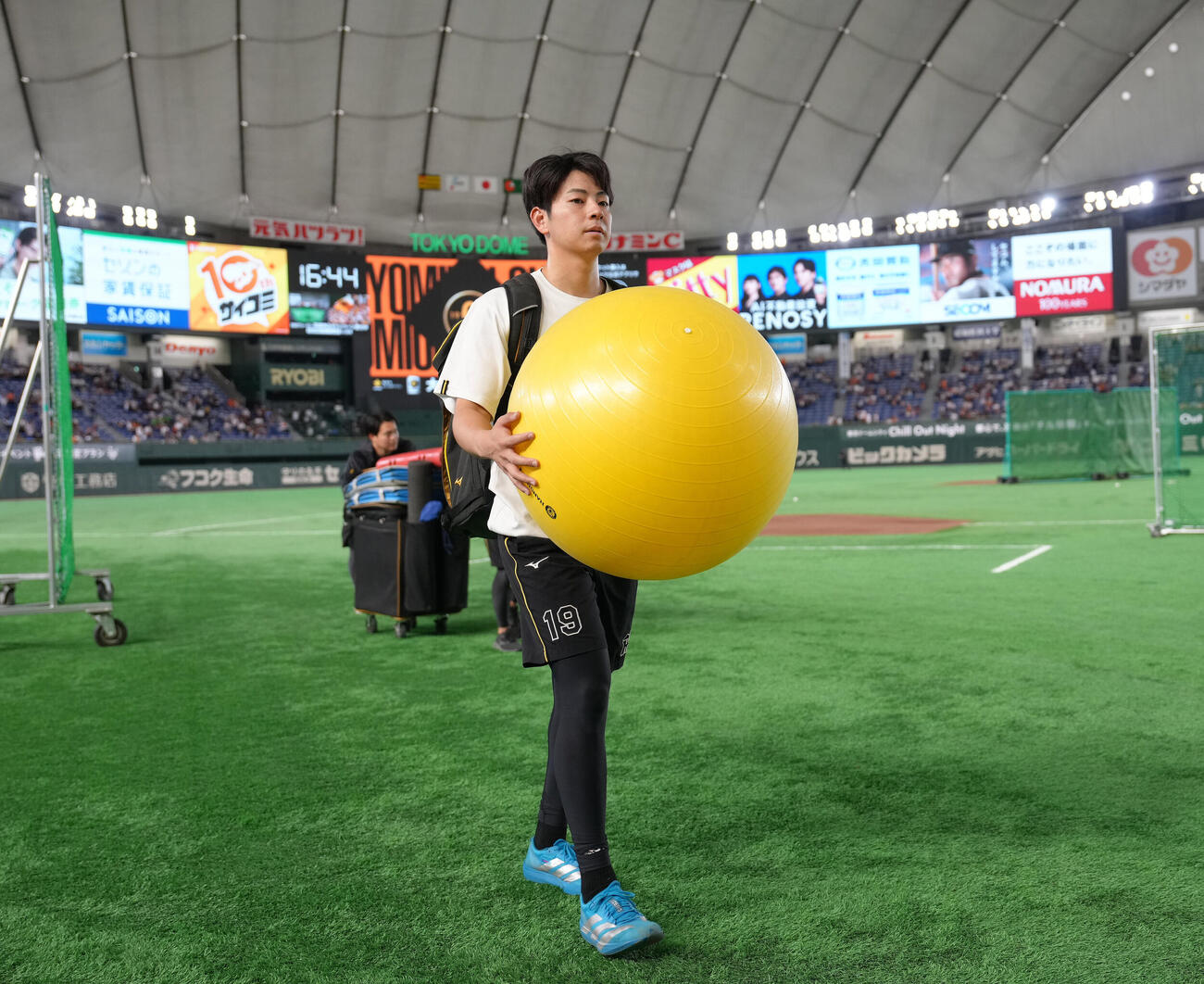巨人対阪神　練習を終え、引き揚げる阪神下村海翔（撮影・足立雅史）