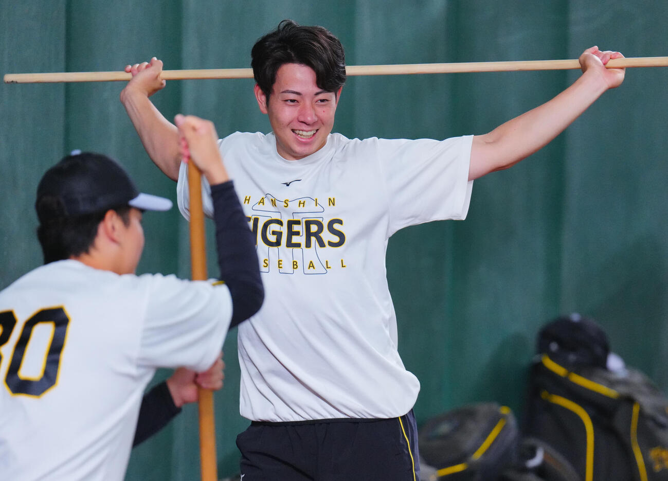 巨人対阪神　試合前練習中、笑顔を見せる阪神下村海翔（撮影・垰建太）