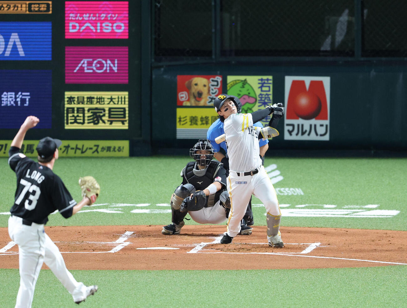 ソフトバンク対ロッテ　1回裏ソフトバンク無死、正木智也は左越えに先制本塁打を放つ（撮影・梅根麻紀）