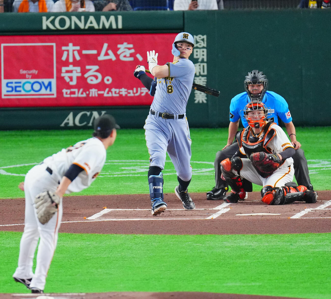 巨人対阪神　1回表阪神1死一、二塁、先制適時打を放つ佐藤輝明。投手井上温大（撮影・垰建太）