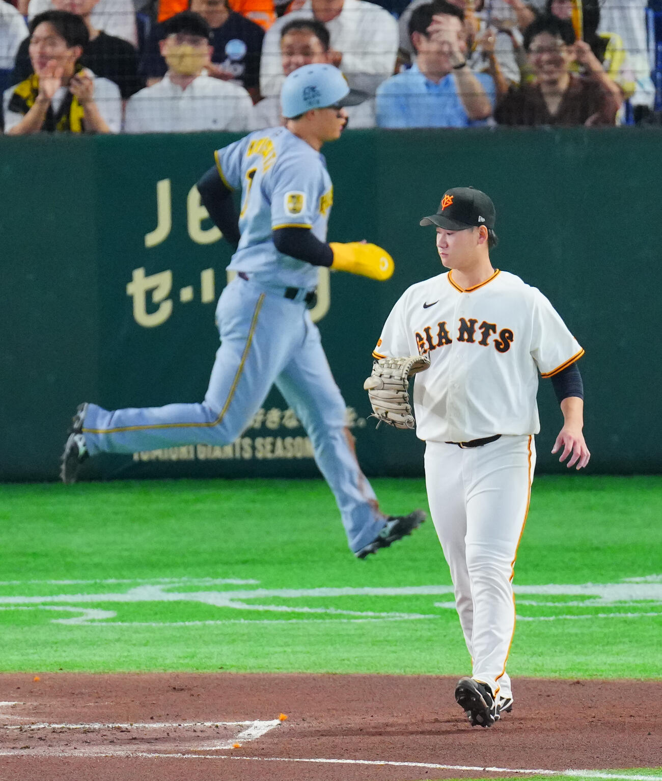 巨人対阪神　1回表阪神1死一、三塁、大山悠輔の左犠飛で失点する井上温大（右）（撮影・垰建太）