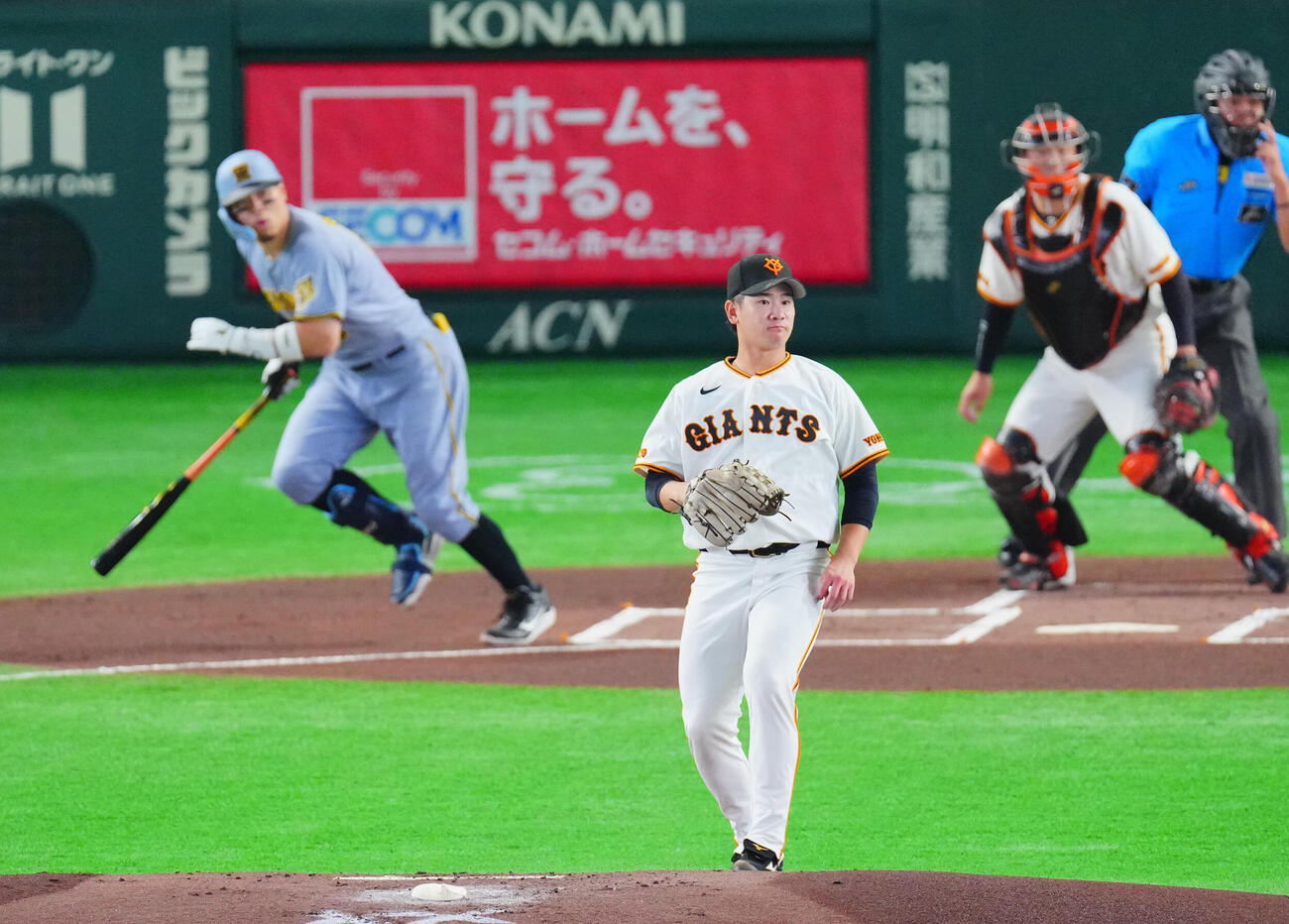 巨人対阪神　1回表阪神1死一、二塁、佐藤輝明に先制適時打を許す井上温大（撮影・垰建太）