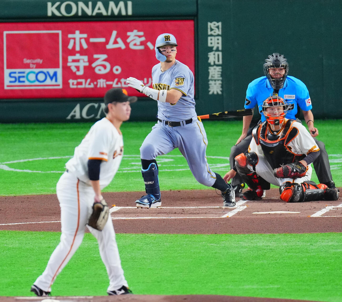 巨人対阪神　1回表阪神1死一、二塁、先制適時打を放つ佐藤輝明。投手井上温大（撮影・垰建太）