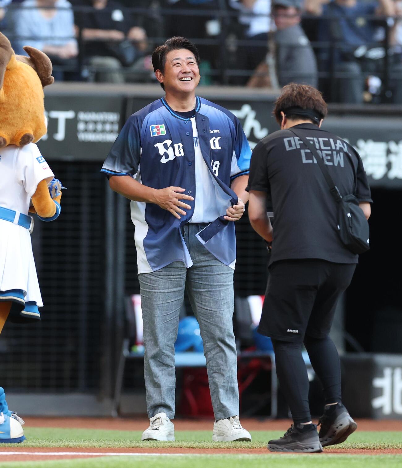 日本ハム対西武　西武のユニホームを脱ぐと中に日本ハムのユニホームを着込んでいた松坂大輔（撮影・黒川智章）