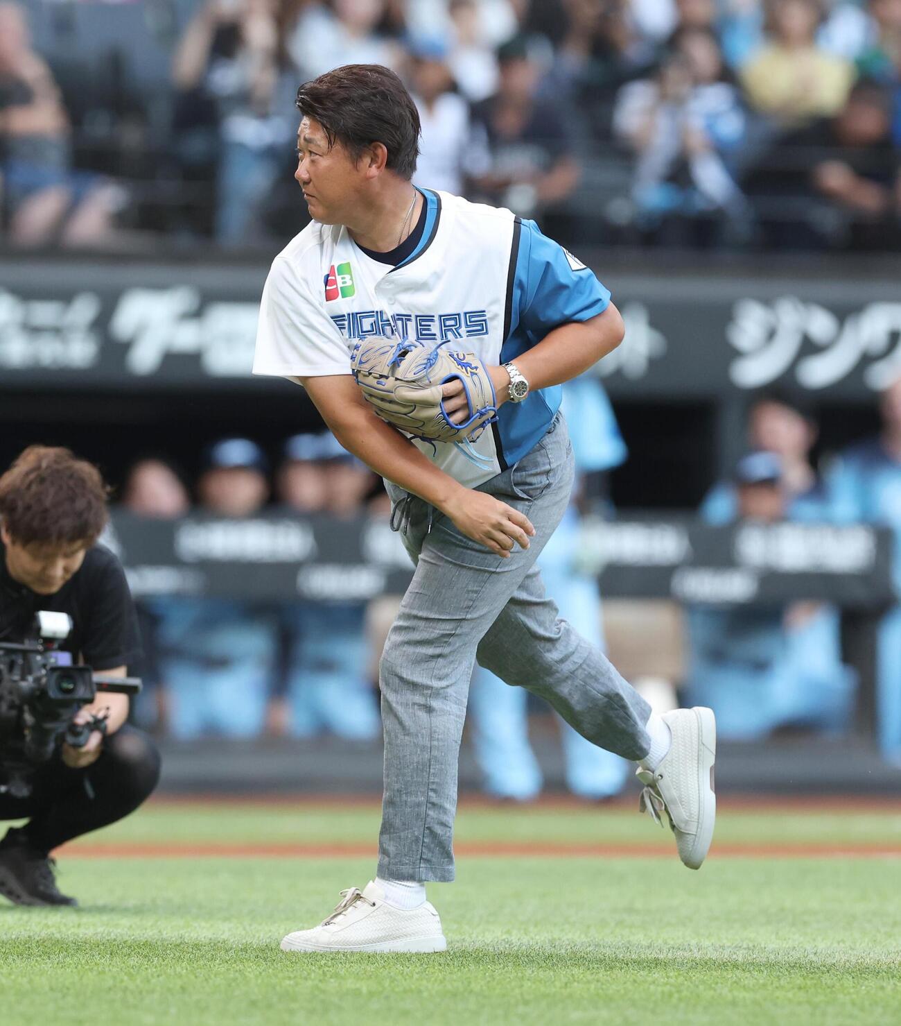 日本ハム対西武　始球式で投球する松坂大輔（撮影・黒川智章）
