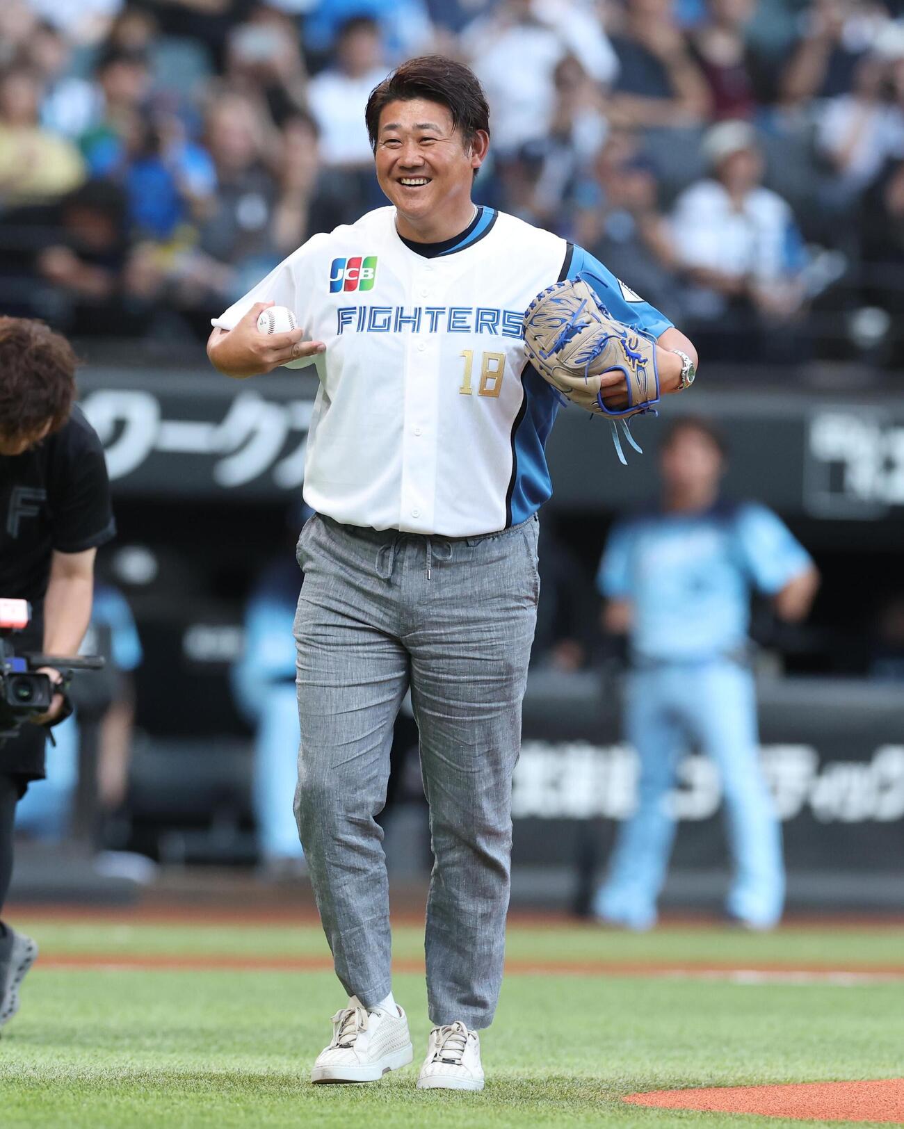 日本ハム対西武　西武のユニホームを脱ぐと中に日本ハムのユニホームを着込んでいた松坂大輔（撮影・黒川智章）