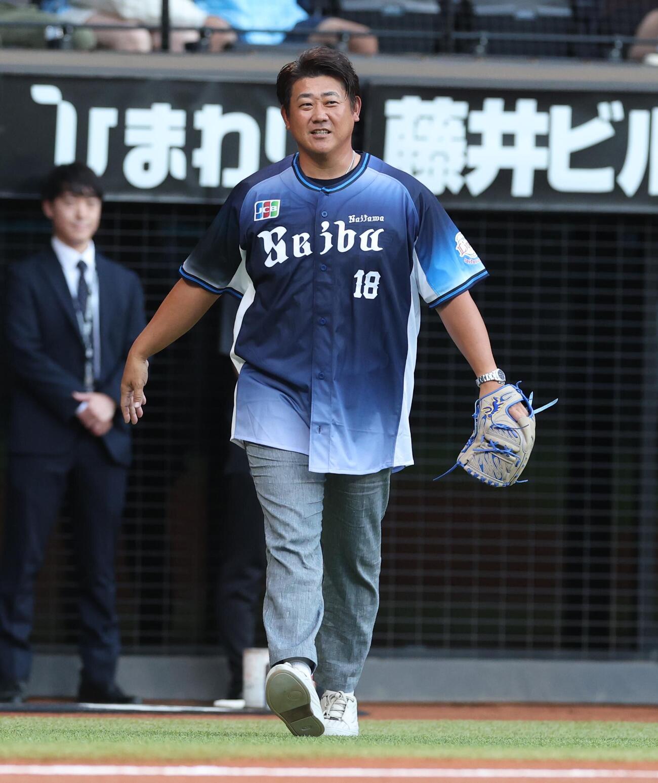 日本ハム対西武　西武のユニホームを着て始球式に登場する松坂大輔（撮影・黒川智章）