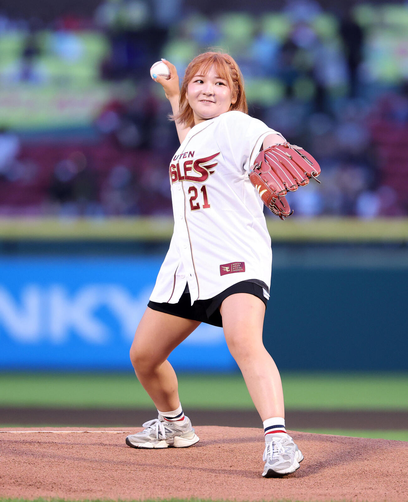 楽天対オリックス　セレモニアルピッチに臨む大須賀望（撮影・鈴木正人）