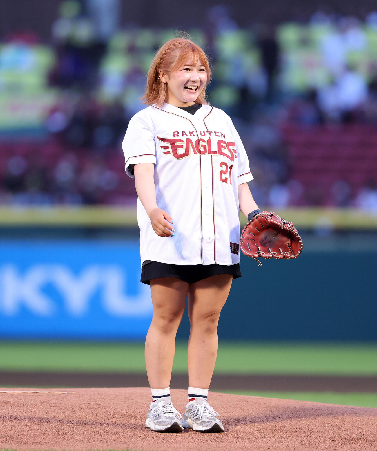 楽天対オリックス　セレモニアルピッチに臨む大須賀望（撮影・鈴木正人）