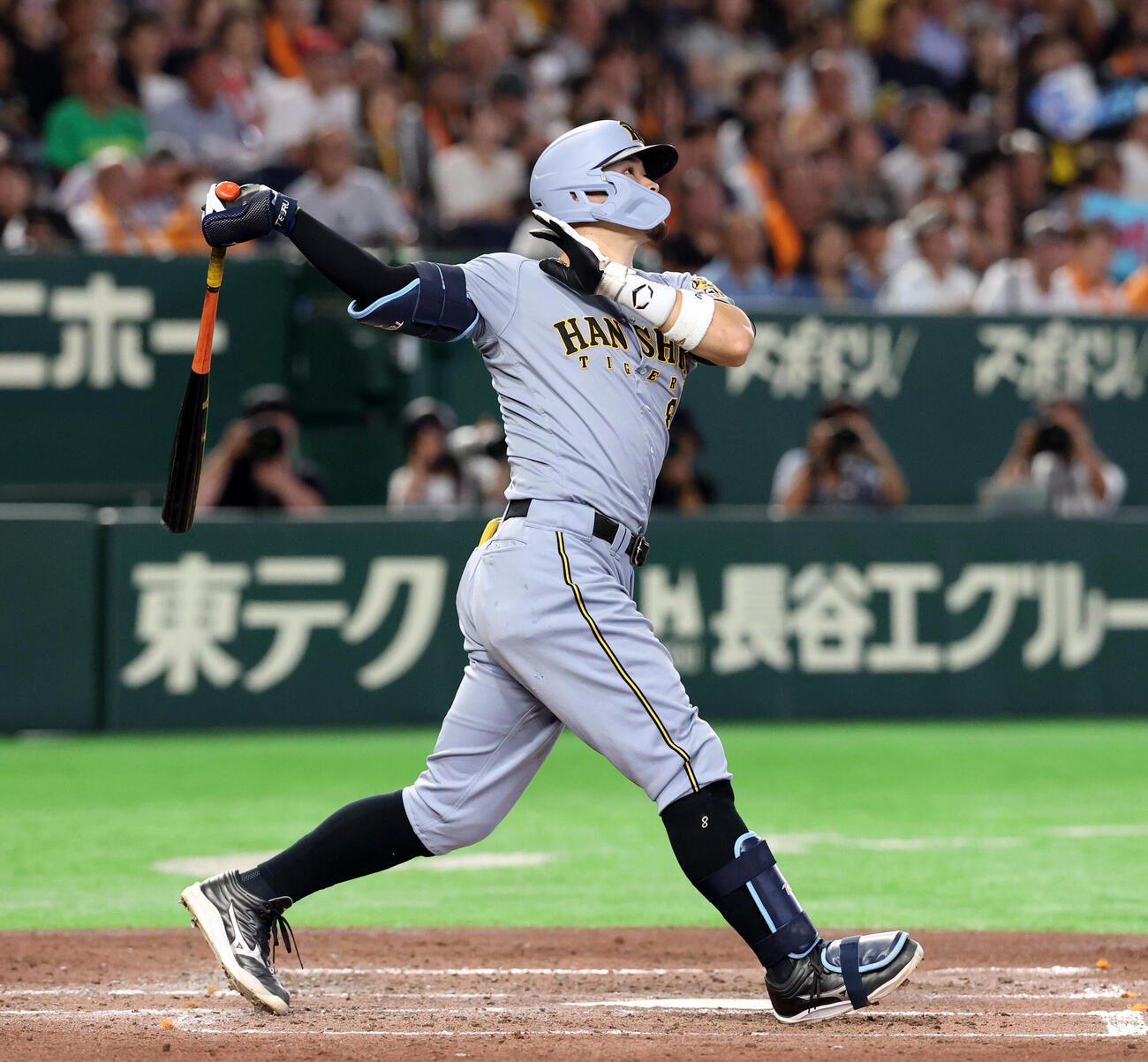 巨人対阪神　3回表阪神1死、佐藤輝明はソロ本塁打を放つ（撮影・浅見桂子）