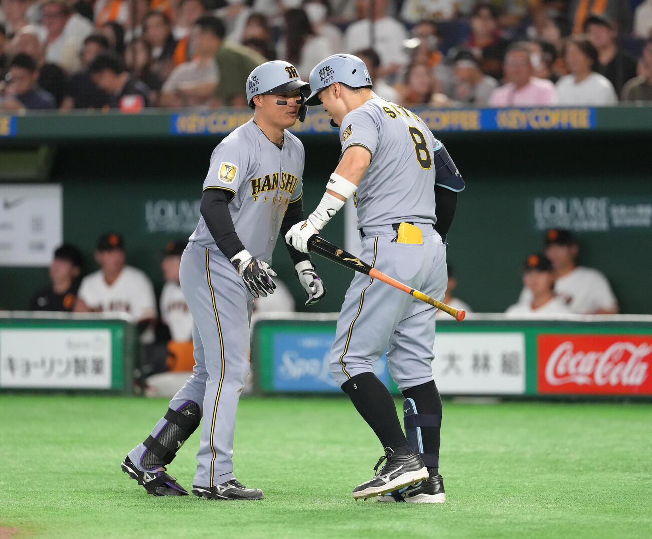 巨人対阪神　3回表阪神1死、森下翔太（左）は右越え本塁打を放ち佐藤輝明とタッチを交わす（撮影・足立雅史）