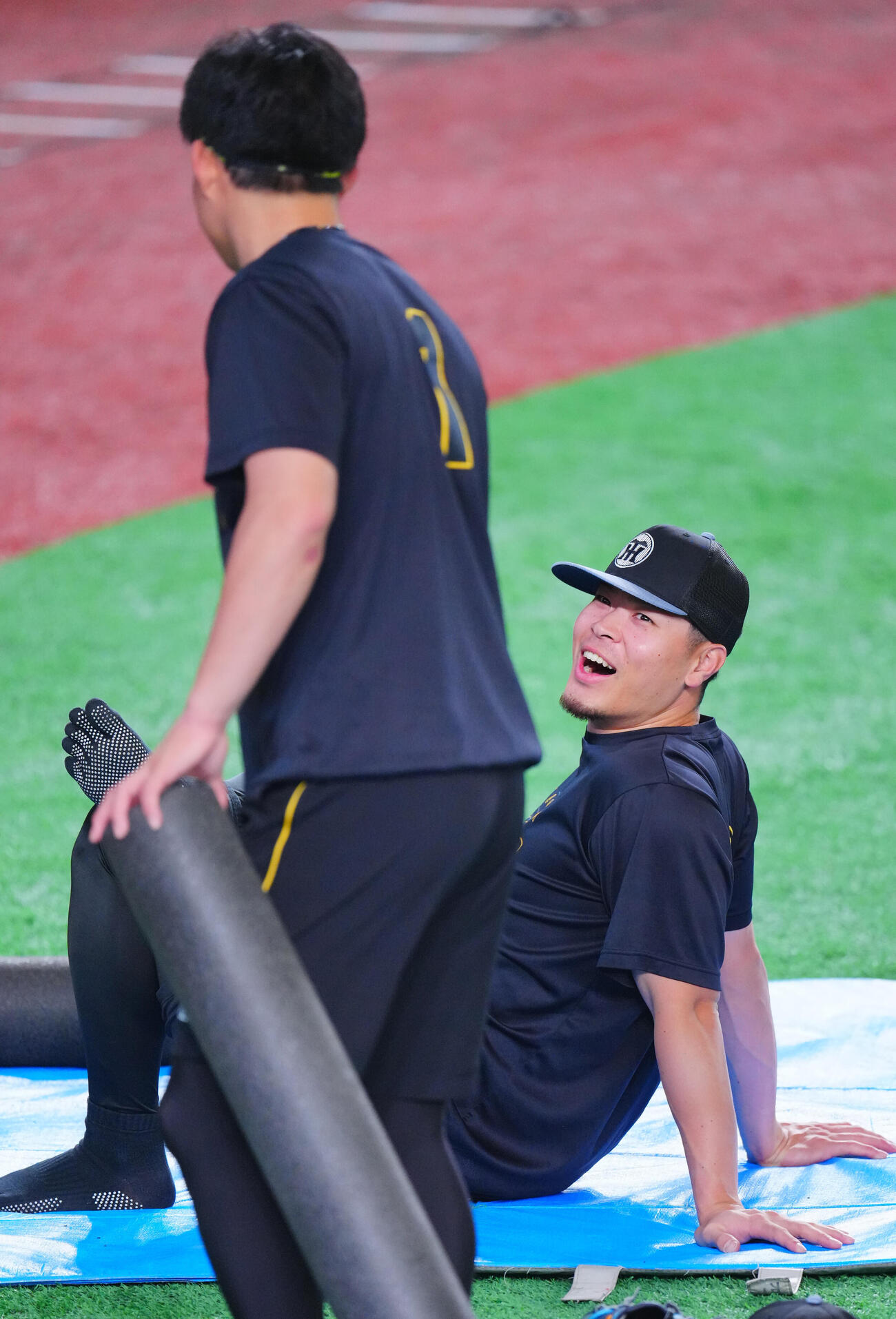 巨人対阪神　試合前練習中、阪神森下翔太（手前）と談笑する佐藤輝明（撮影・垰建太）