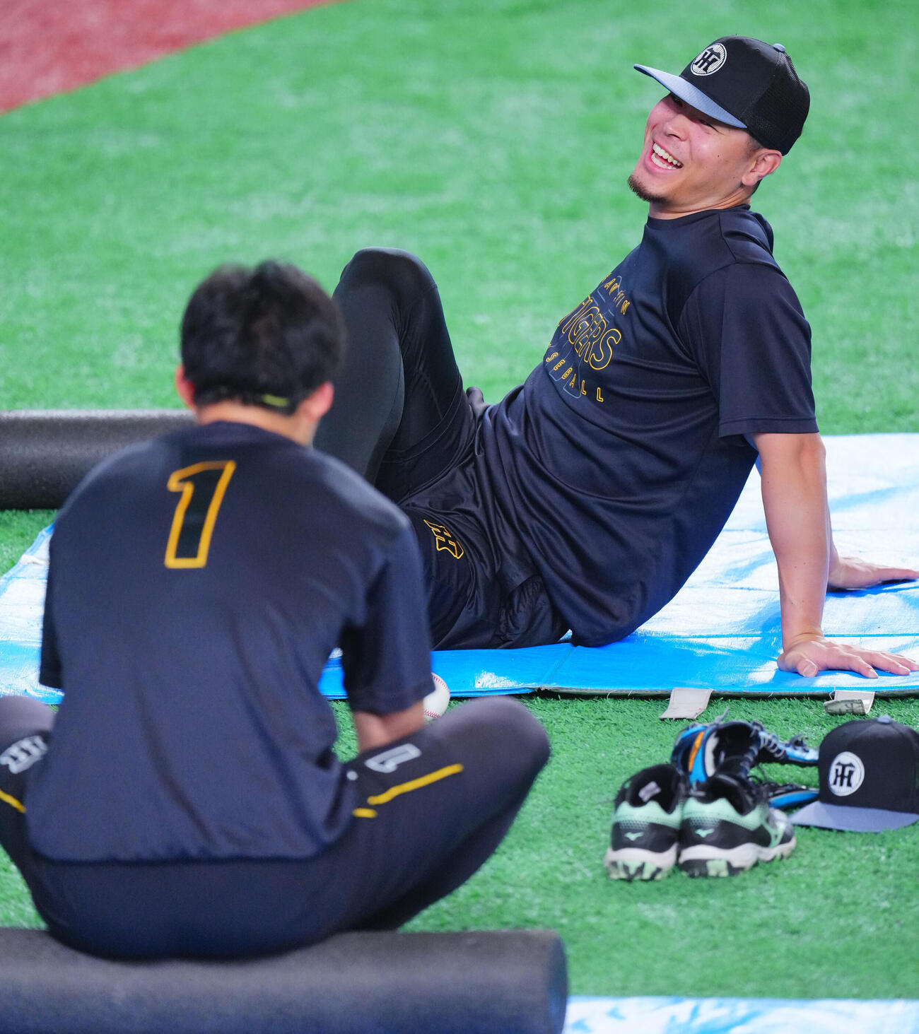 巨人対阪神　試合前練習中、阪神森下翔太（手前）と談笑する佐藤輝明（撮影・垰建太）