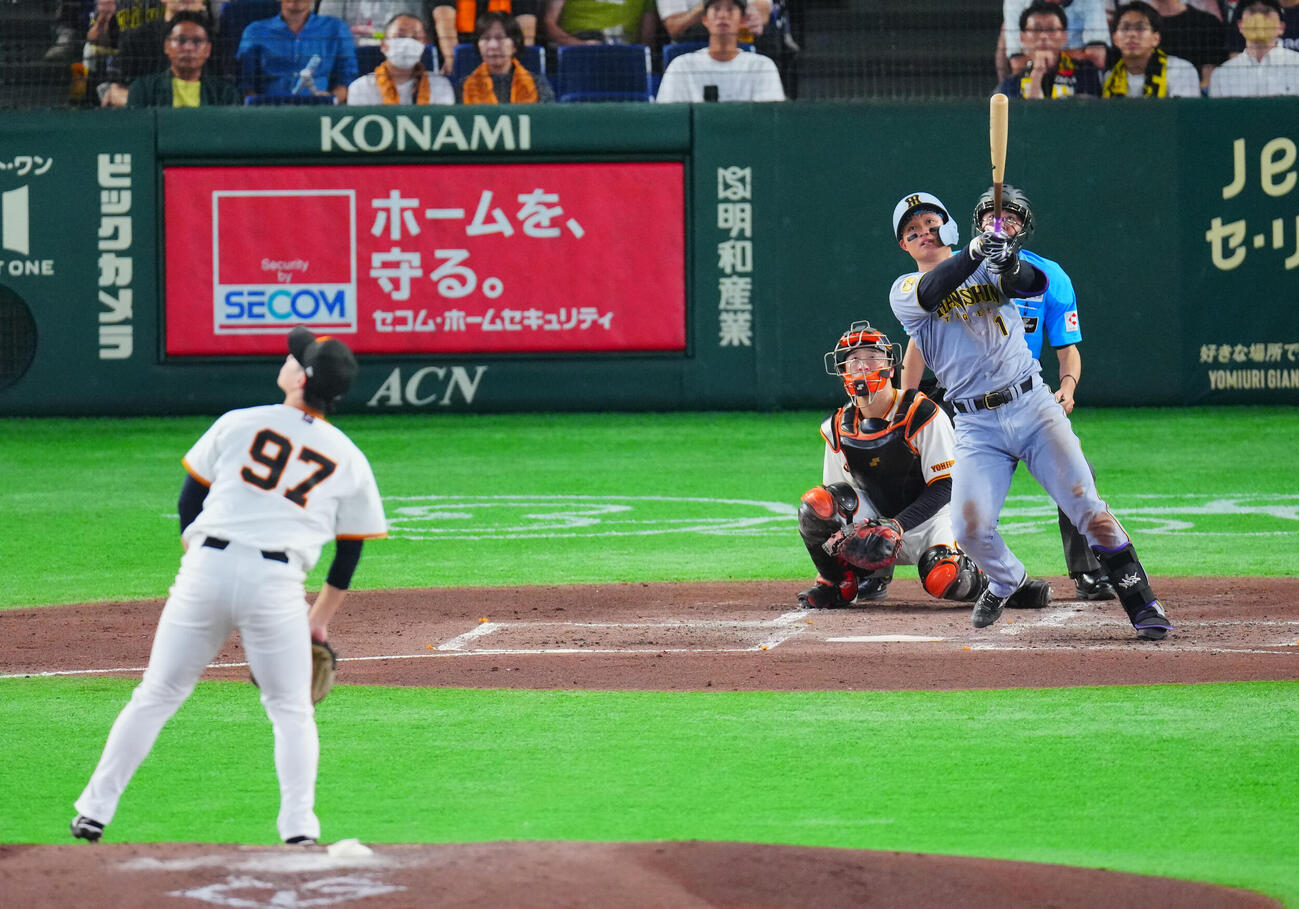 巨人対阪神　3回表阪神1死、ソロ本塁打を放つ森下翔太。投手井上温大（撮影・垰建太）