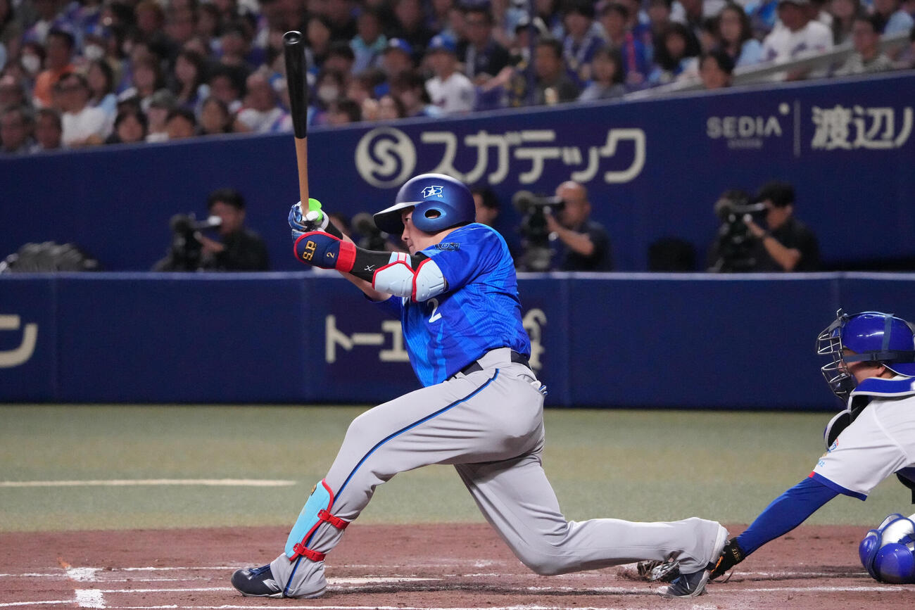 中日対DeNA 3回表DeNA2死、本塁打を放つ牧秀悟（撮影・森本幸一）