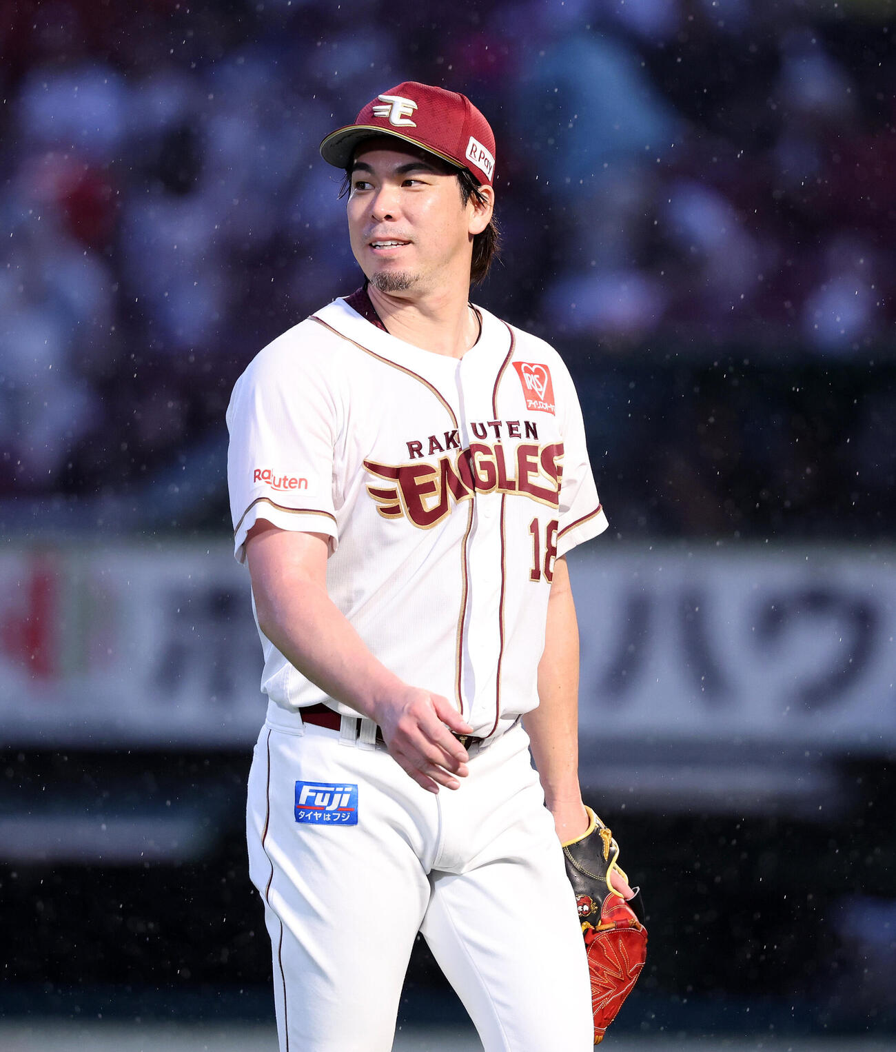 楽天対オリックス　2回表、オリックスの攻撃を抑えベンチに引き揚げる前田健太（撮影・鈴木正人）