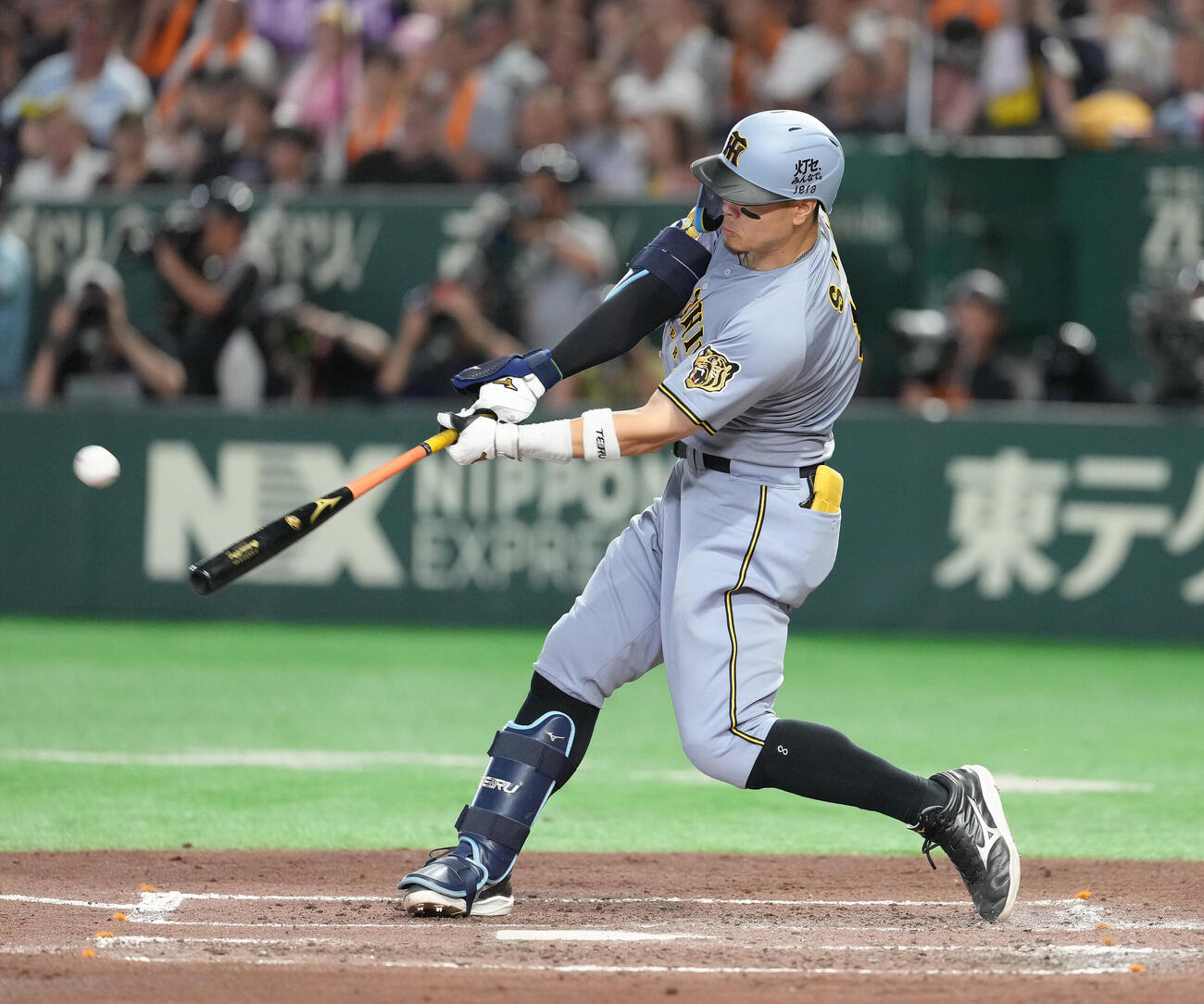 巨人対阪神　3回表阪神1死、佐藤輝明は右越え本塁打を放つ（撮影・足立雅史）