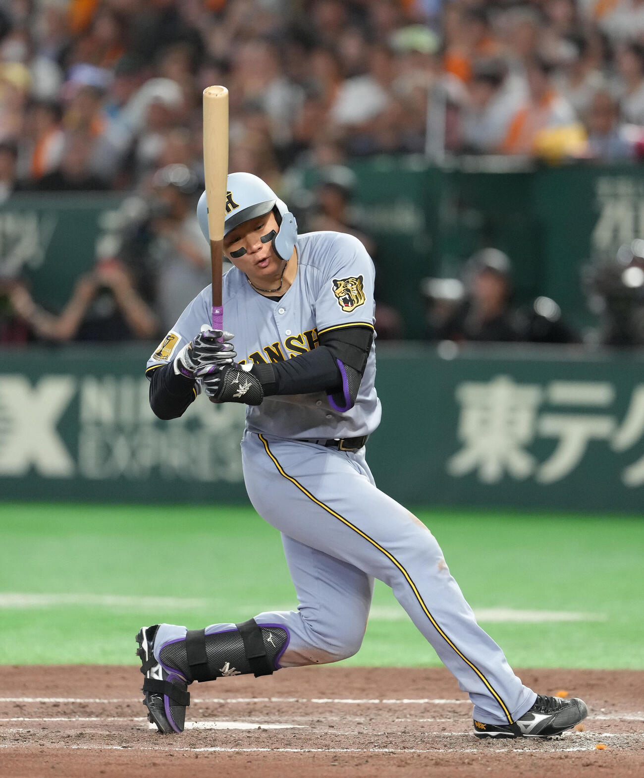 巨人対阪神　4回表阪神2死一、二塁、森下翔太は死球を受ける（撮影・足立雅史）